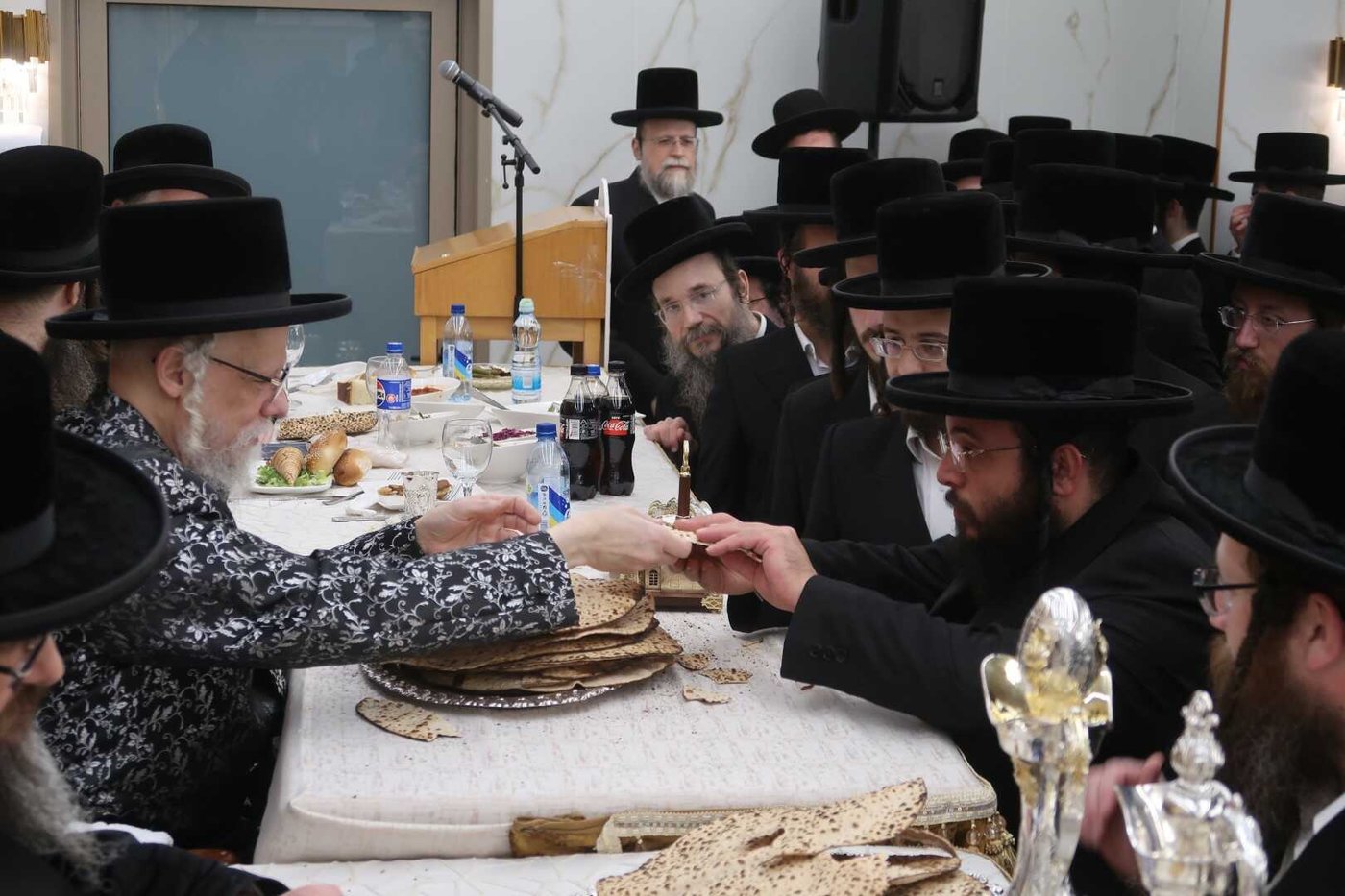 האדמו"ר מסערט ויז'ניץ בטיש פסח שני