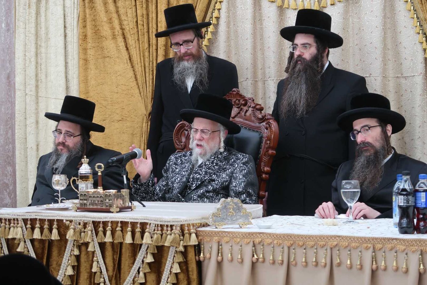 האדמו"ר מסערט ויז'ניץ בטיש פסח שני