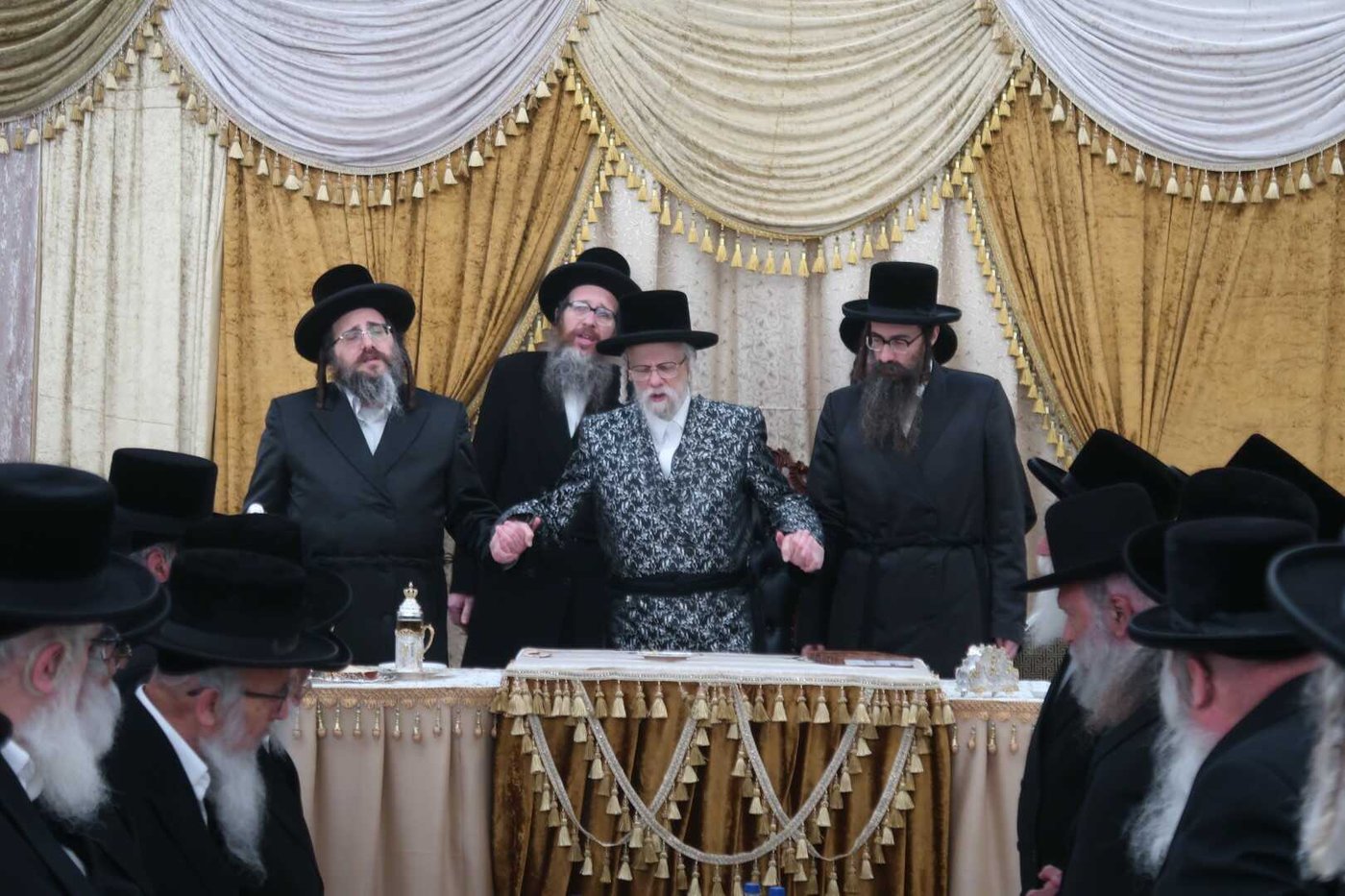 האדמו"ר מסערט ויז'ניץ בטיש פסח שני