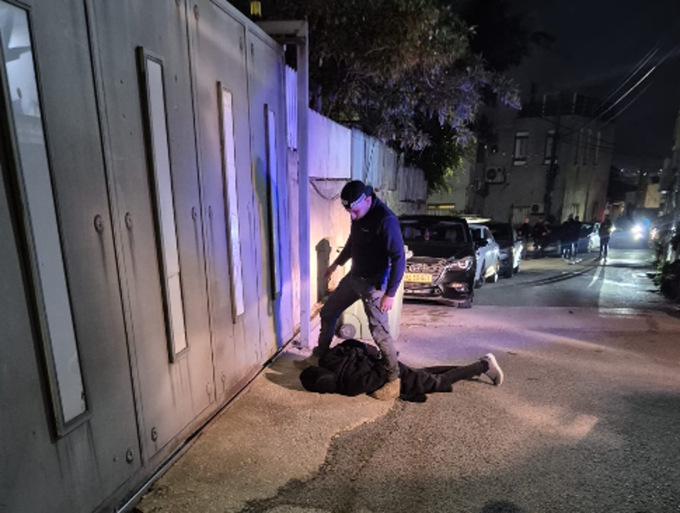 ירה 13 כדורים מטווח אפס לעבר אדם - ונעצר שניות לאחר מכן בתום מרדף