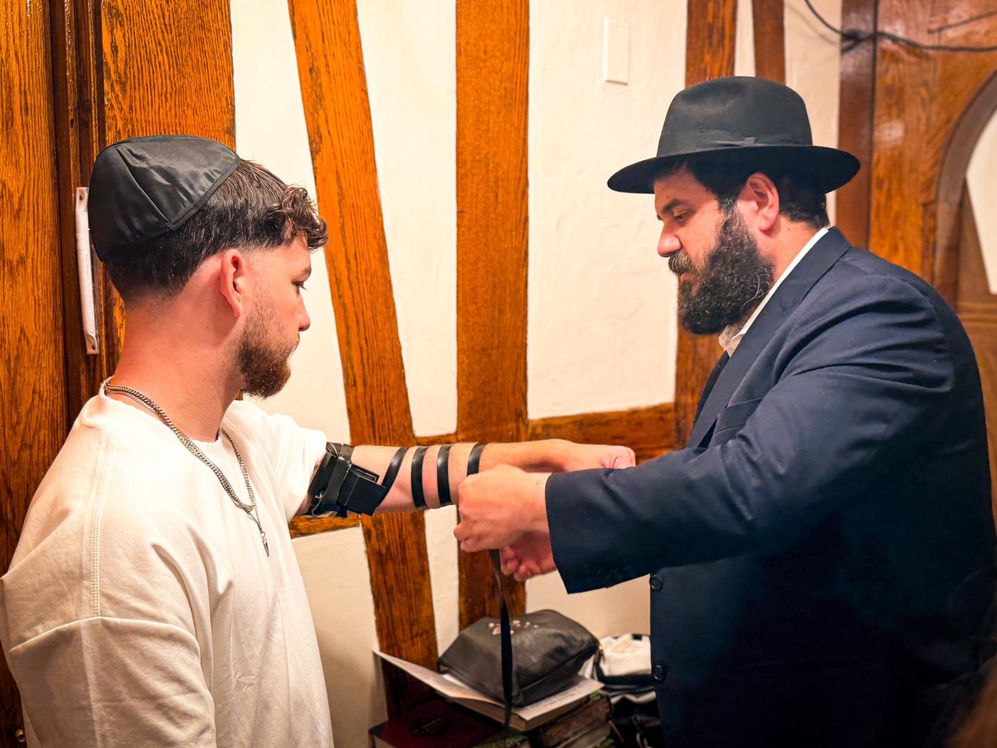 סגירת מעגל: הניצול שחזר מהשבי בעזה הגיע ל-770 להודות על הנס