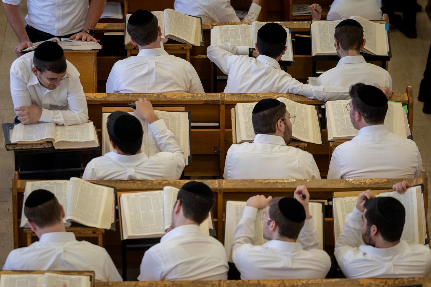 בחורים עמלים על תלמודם בישיבת חברון, אילוסטרציה
