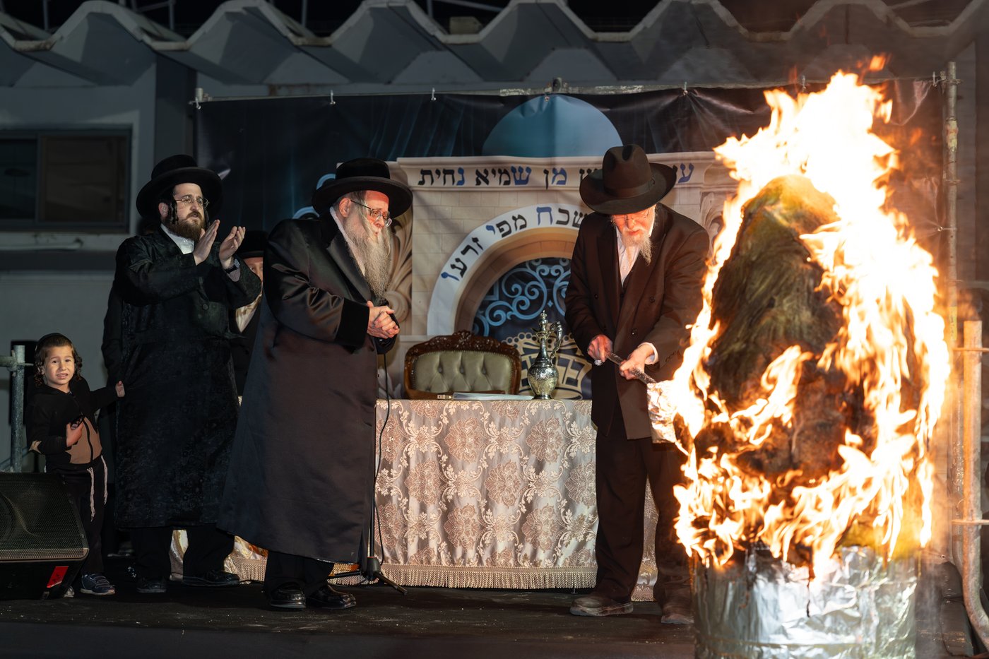 הגה"צ רבי יצחק לעזער בהדלקה בל"ג בעומר