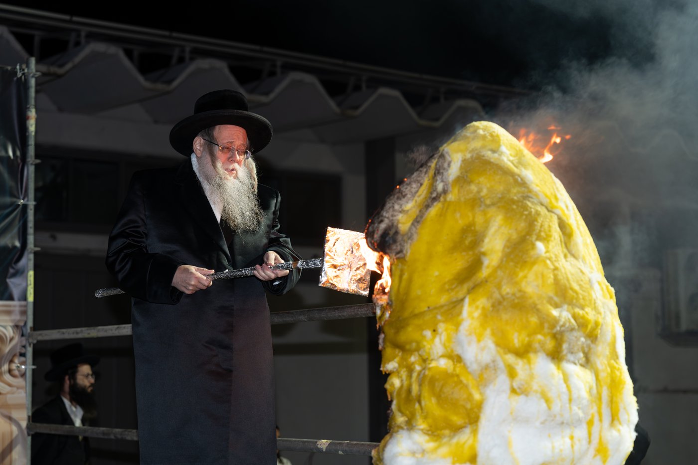 הגה"צ רבי יצחק לעזער בהדלקה בל"ג בעומר