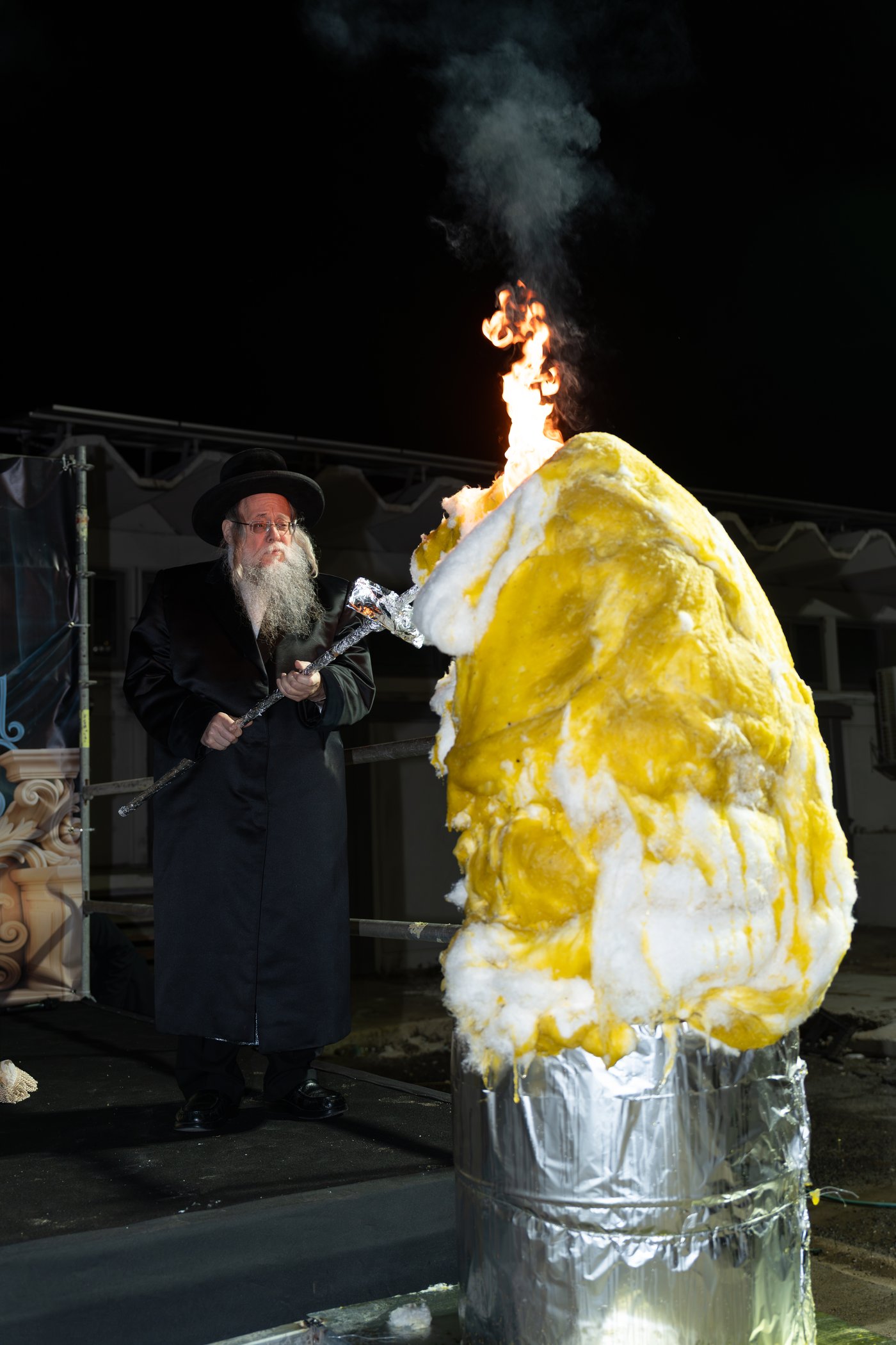 הגה"צ רבי יצחק לעזער בהדלקה בל"ג בעומר