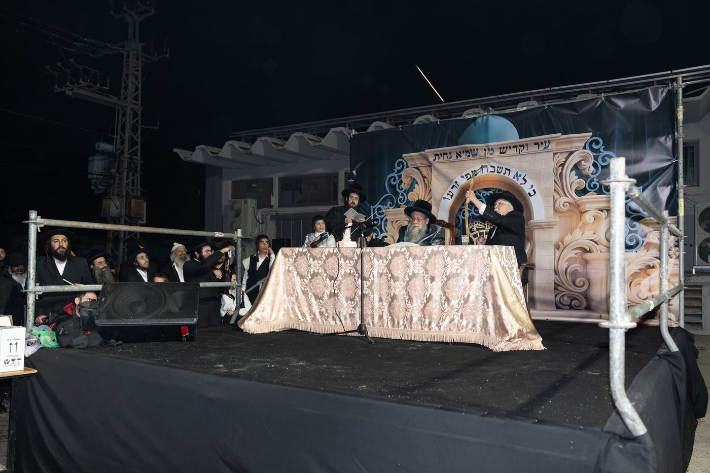 הגה"צ רבי יצחק לעזער בהדלקה בל"ג בעומר