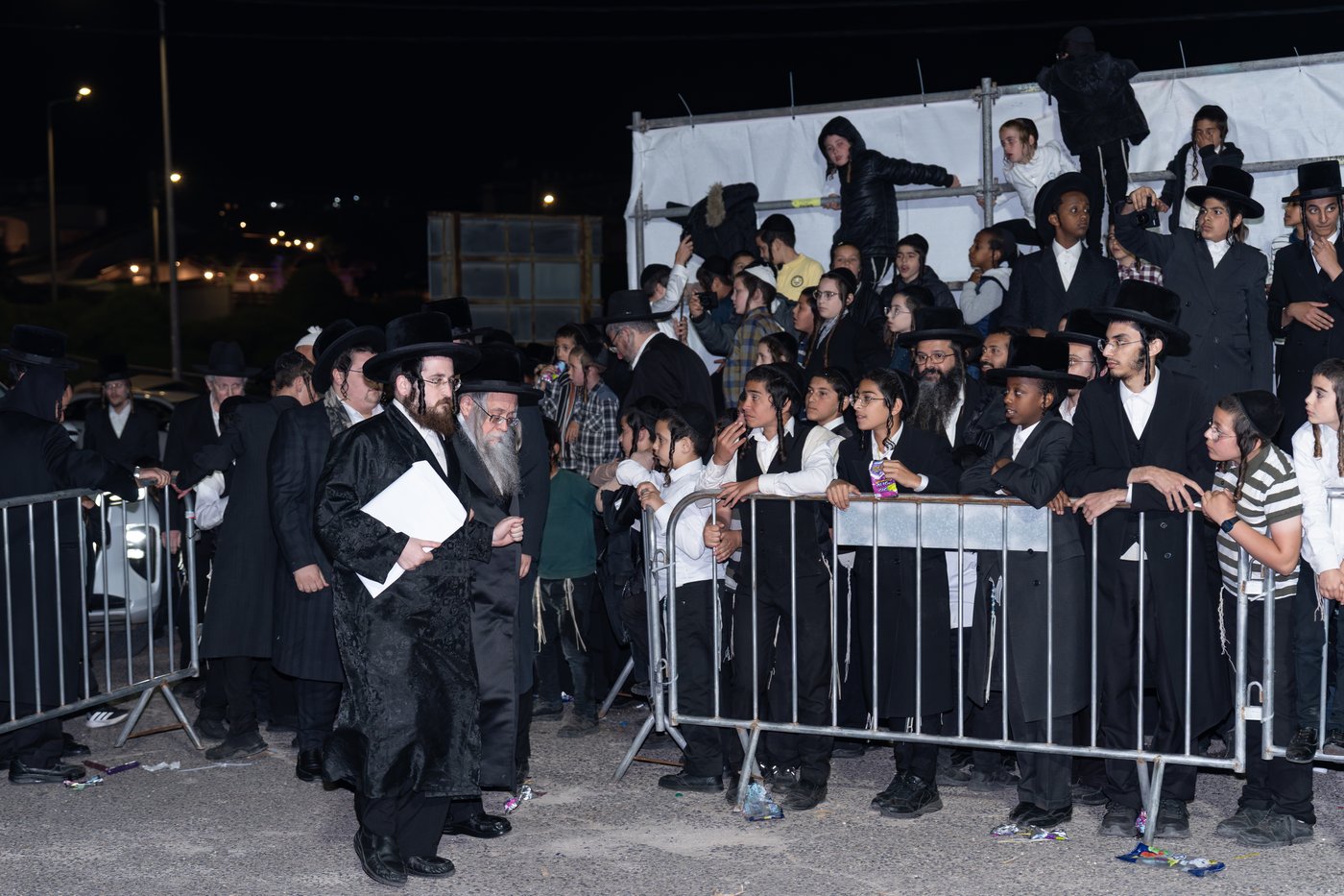 הגה"צ רבי יצחק לעזער בהדלקה בל"ג בעומר