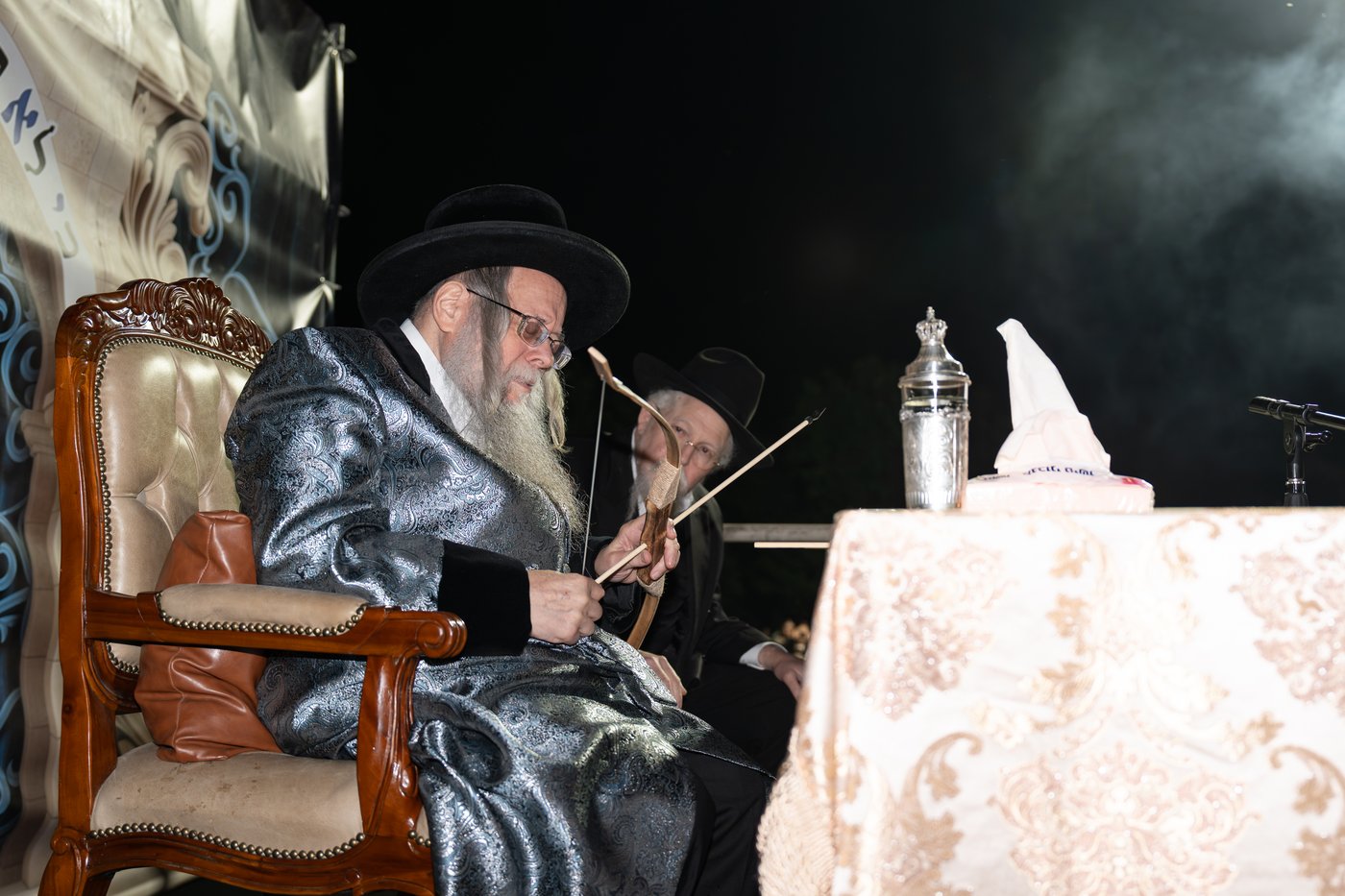 הגה"צ רבי יצחק לעזער בהדלקה בל"ג בעומר