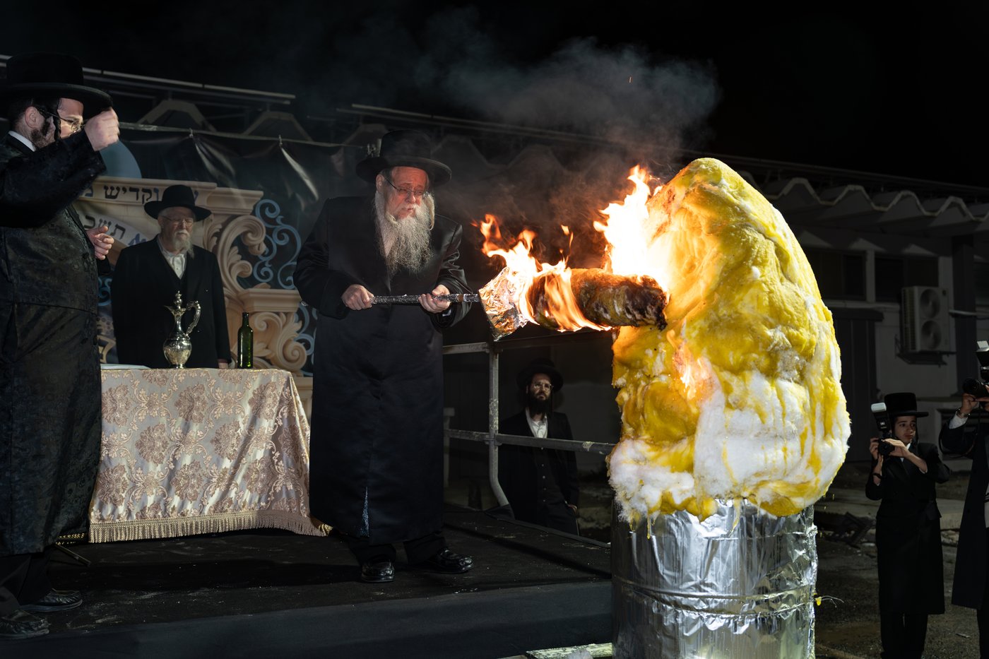 הגה"צ רבי יצחק לעזער בהדלקה בל"ג בעומר