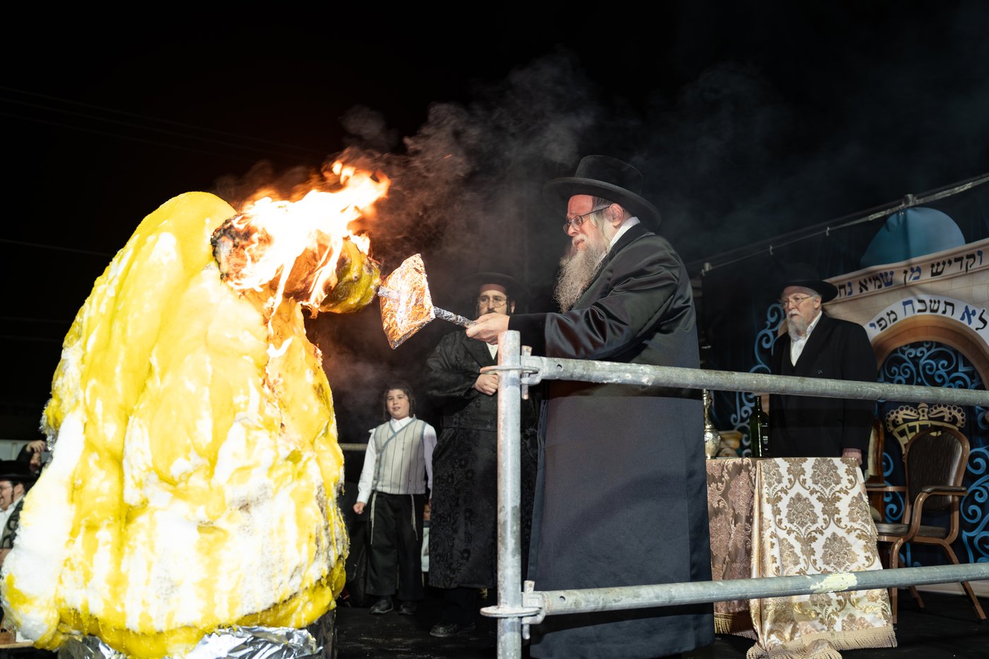 הגה"צ רבי יצחק לעזער בהדלקה בל"ג בעומר