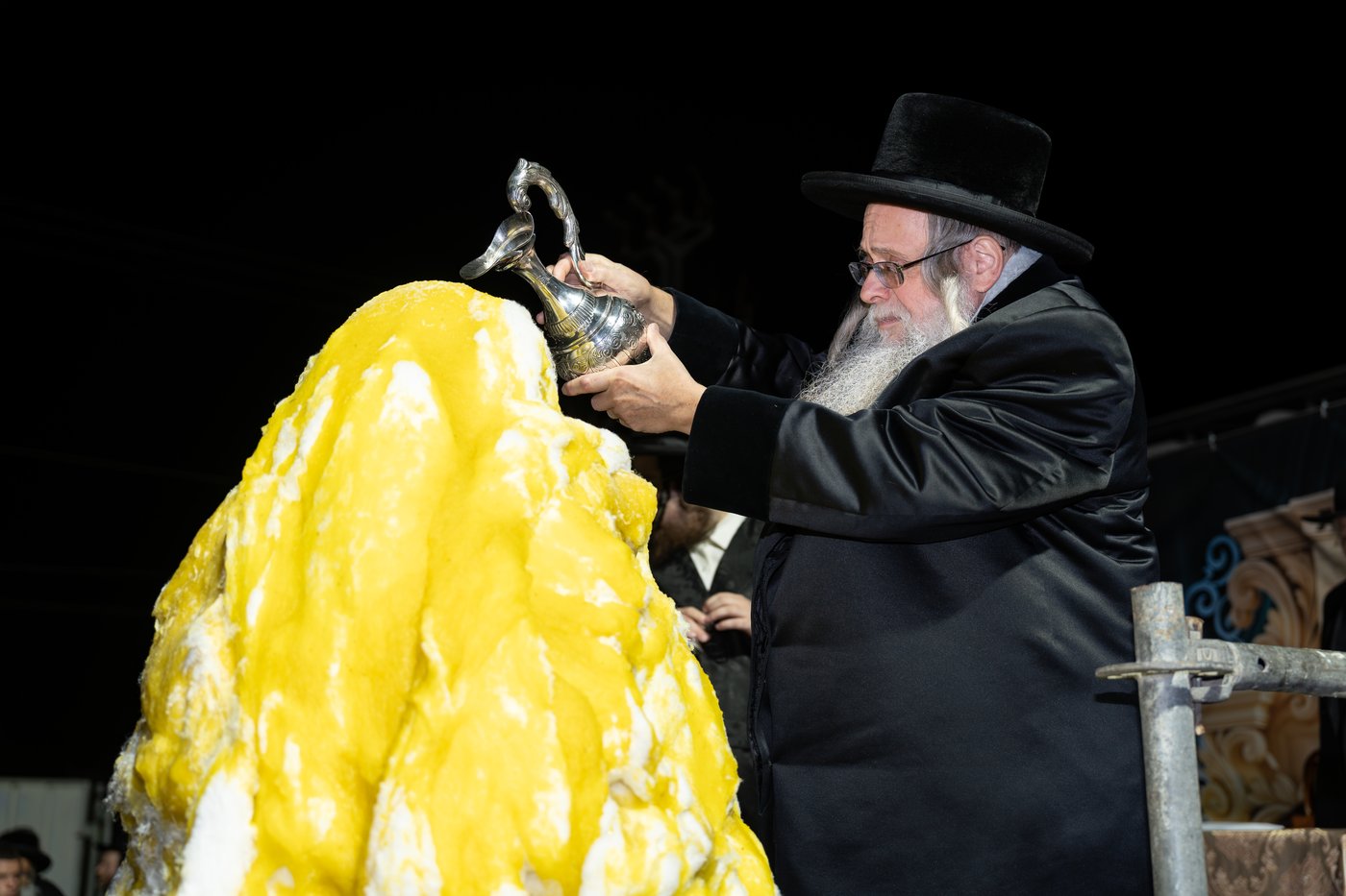 הגה"צ רבי יצחק לעזער בהדלקה בל"ג בעומר