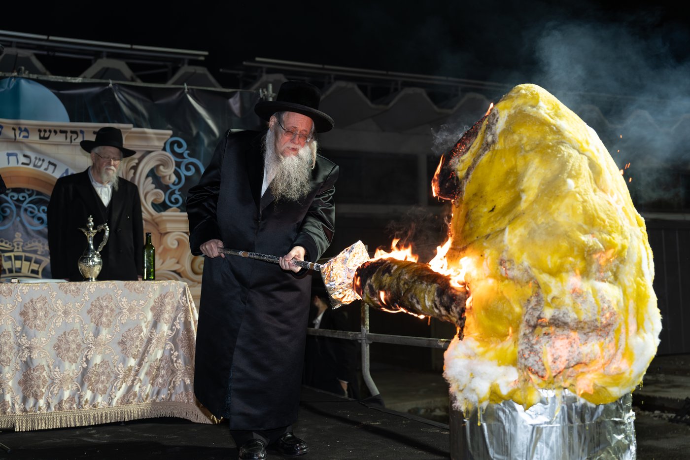 הגה"צ רבי יצחק לעזער בהדלקה בל"ג בעומר