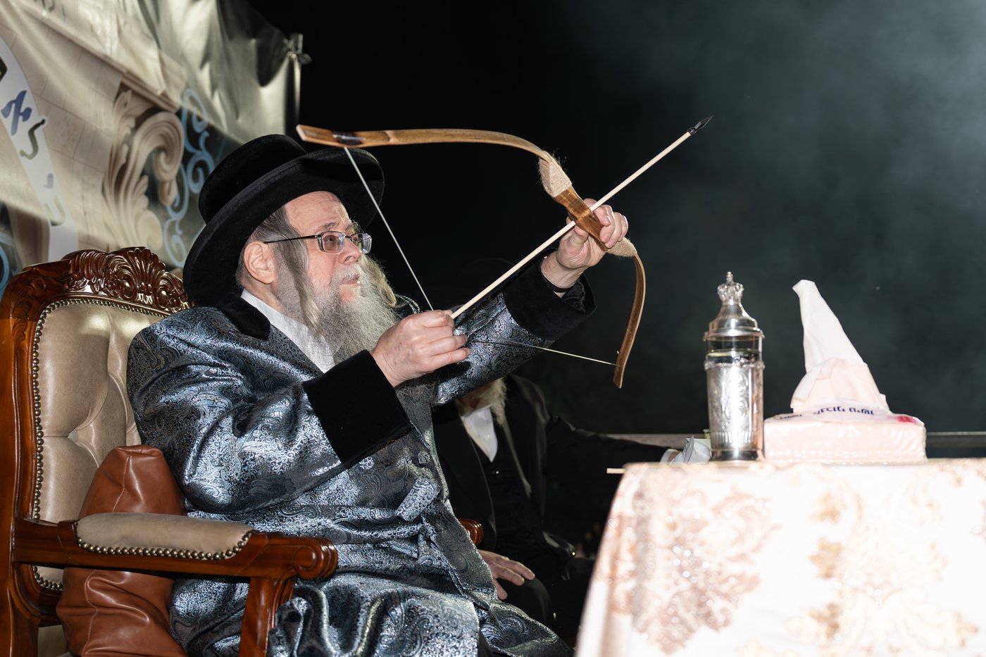 הגה"צ רבי יצחק לעזער בהדלקה בל"ג בעומר