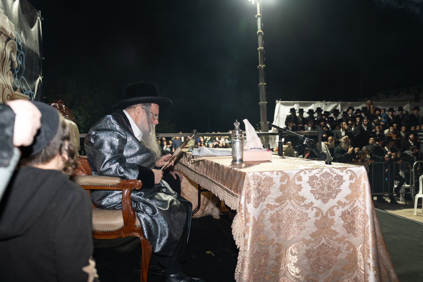הגה"צ רבי יצחק לעזער בהדלקה בל"ג בעומר