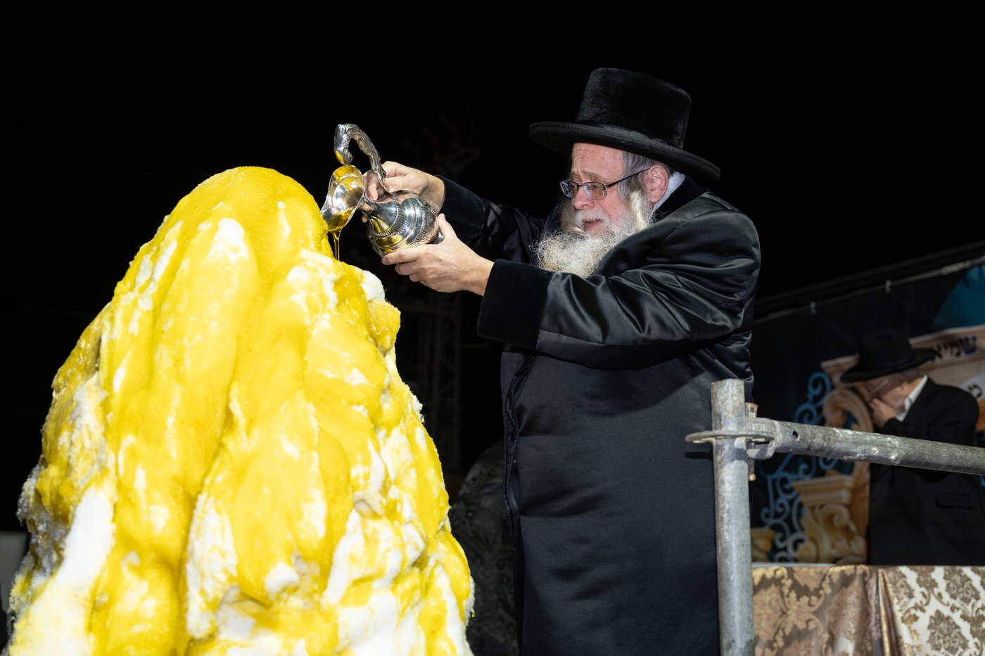 הגה"צ רבי יצחק לעזער בהדלקה בל"ג בעומר