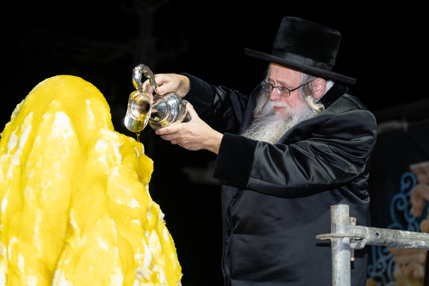 הגה"צ רבי יצחק לעזער בהדלקה בל"ג בעומר