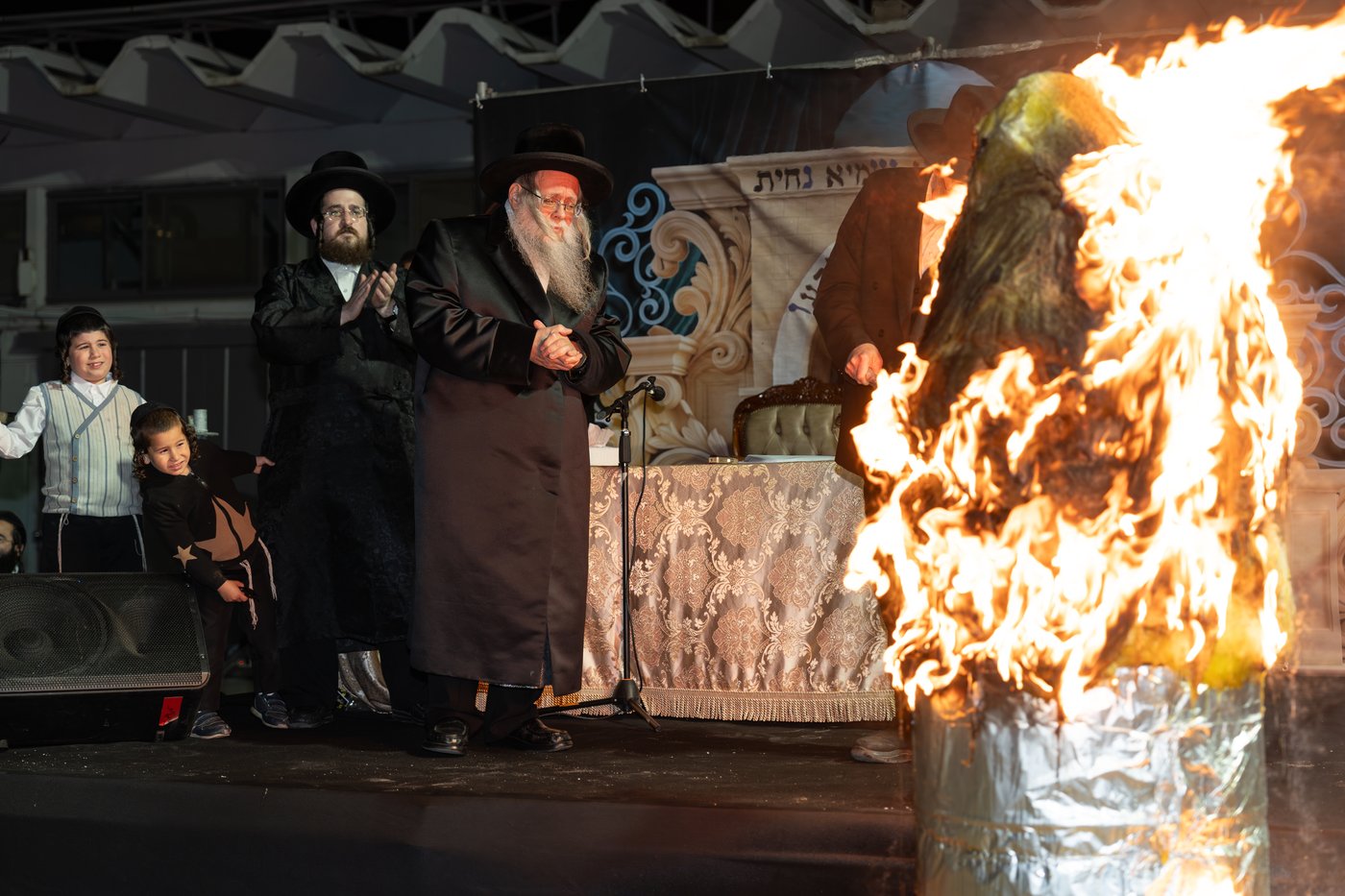 הגה"צ רבי יצחק לעזער בהדלקה בל"ג בעומר