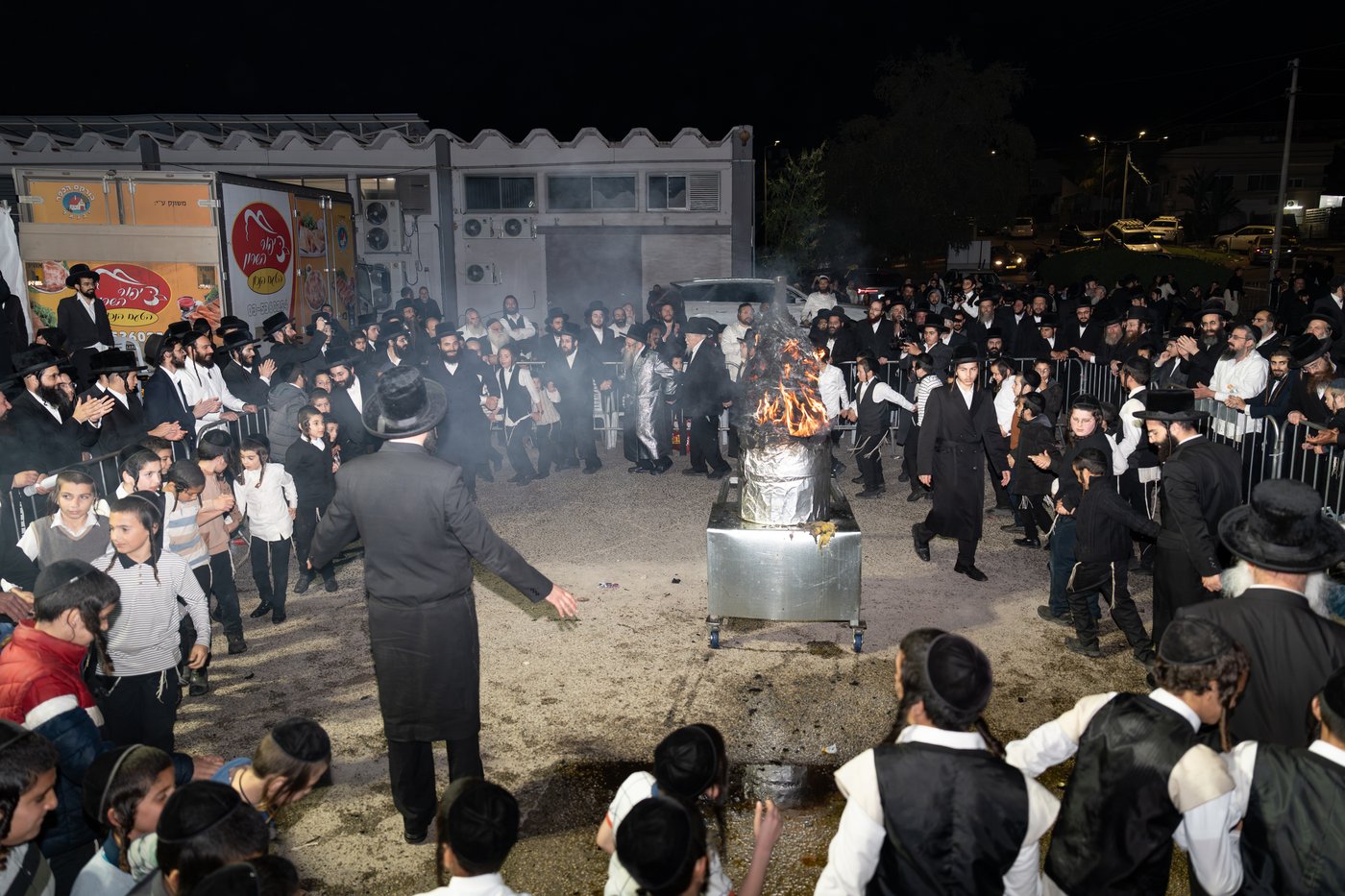 הגה"צ רבי יצחק לעזער בהדלקה בל"ג בעומר