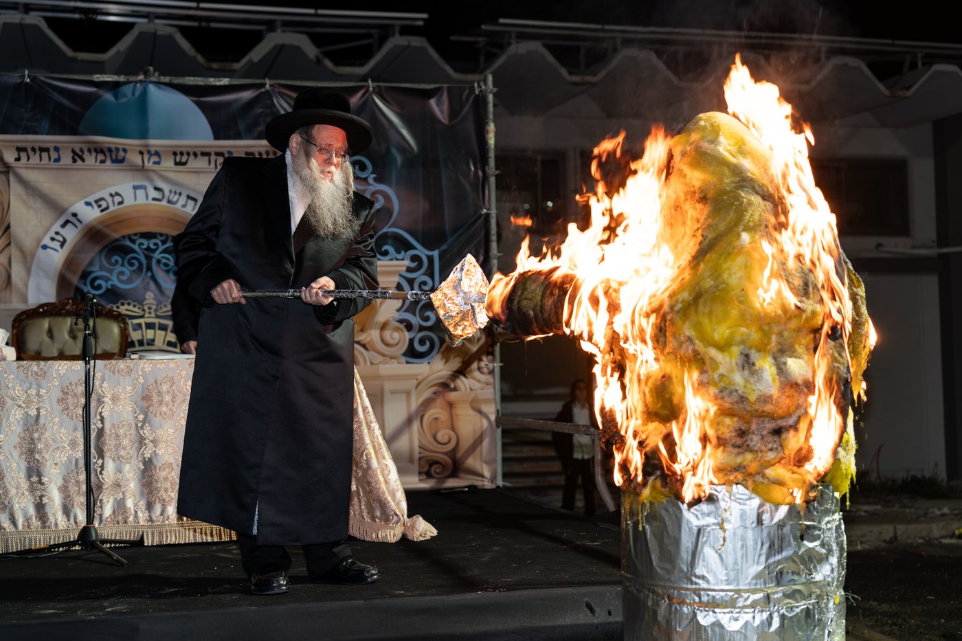 הגה"צ רבי יצחק לעזער בהדלקה בל"ג בעומר