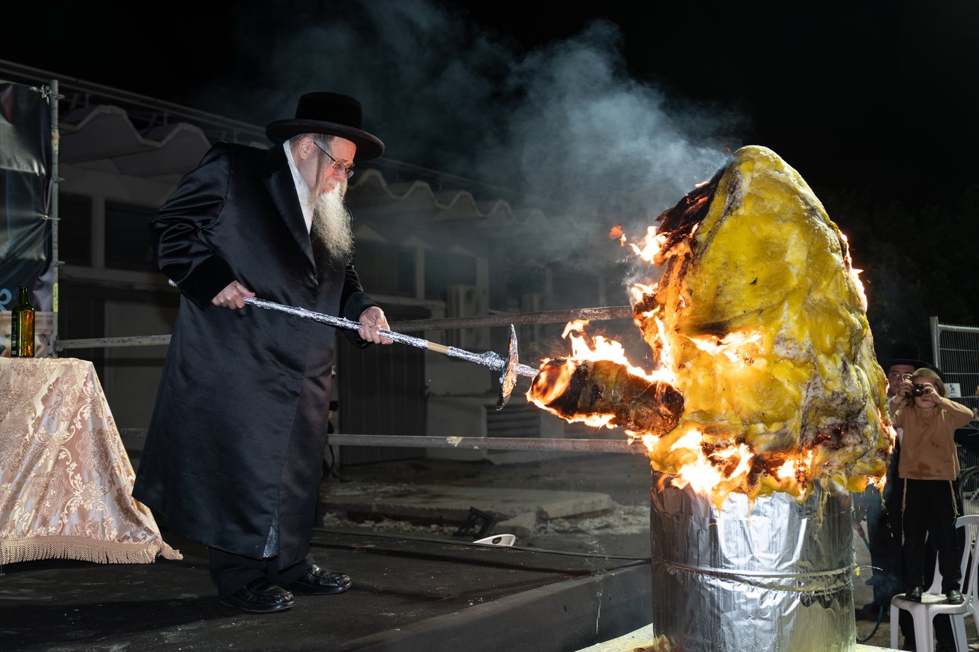 הגה"צ רבי יצחק לעזער בהדלקה בל"ג בעומר