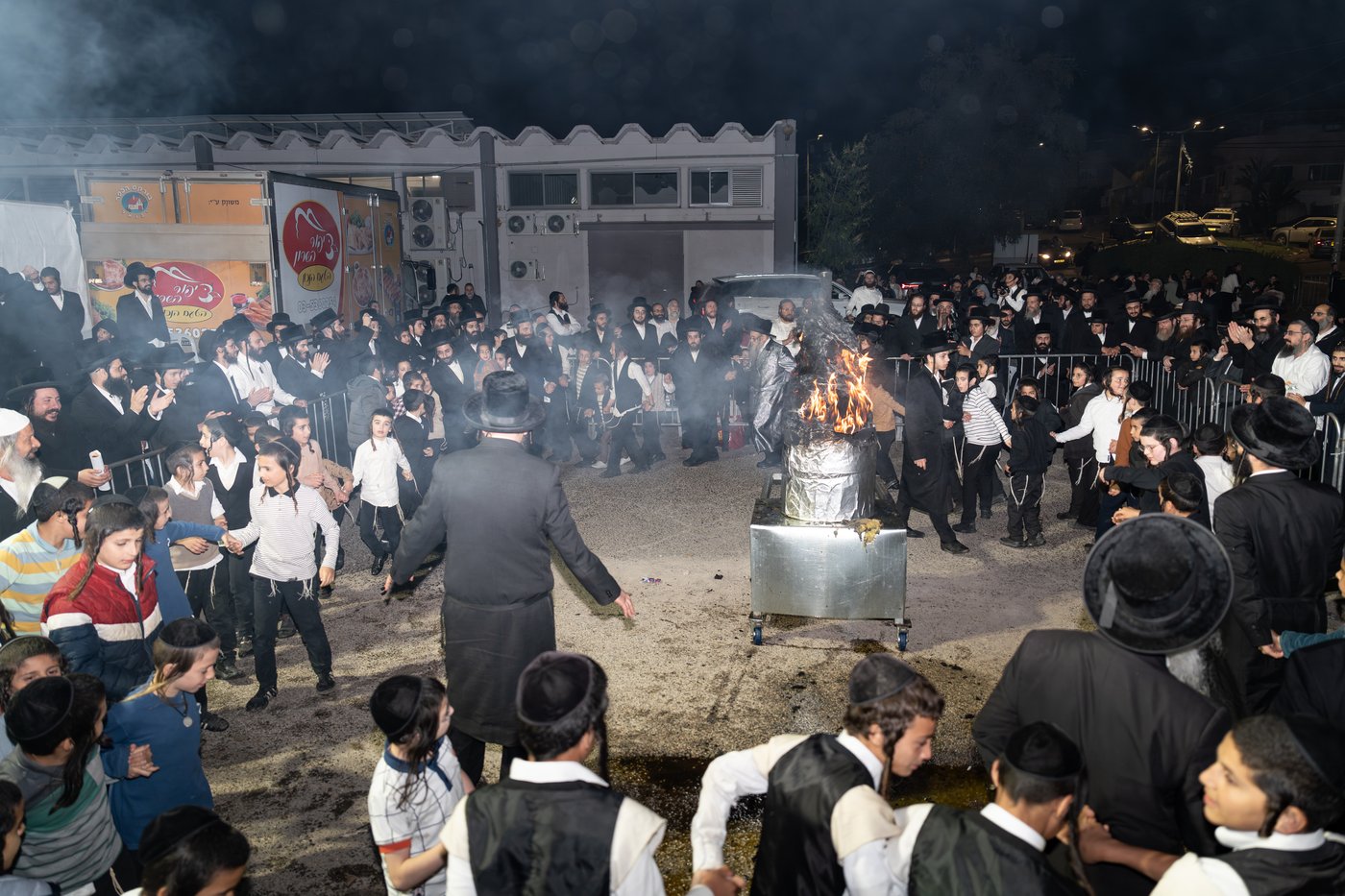 הגה"צ רבי יצחק לעזער בהדלקה בל"ג בעומר
