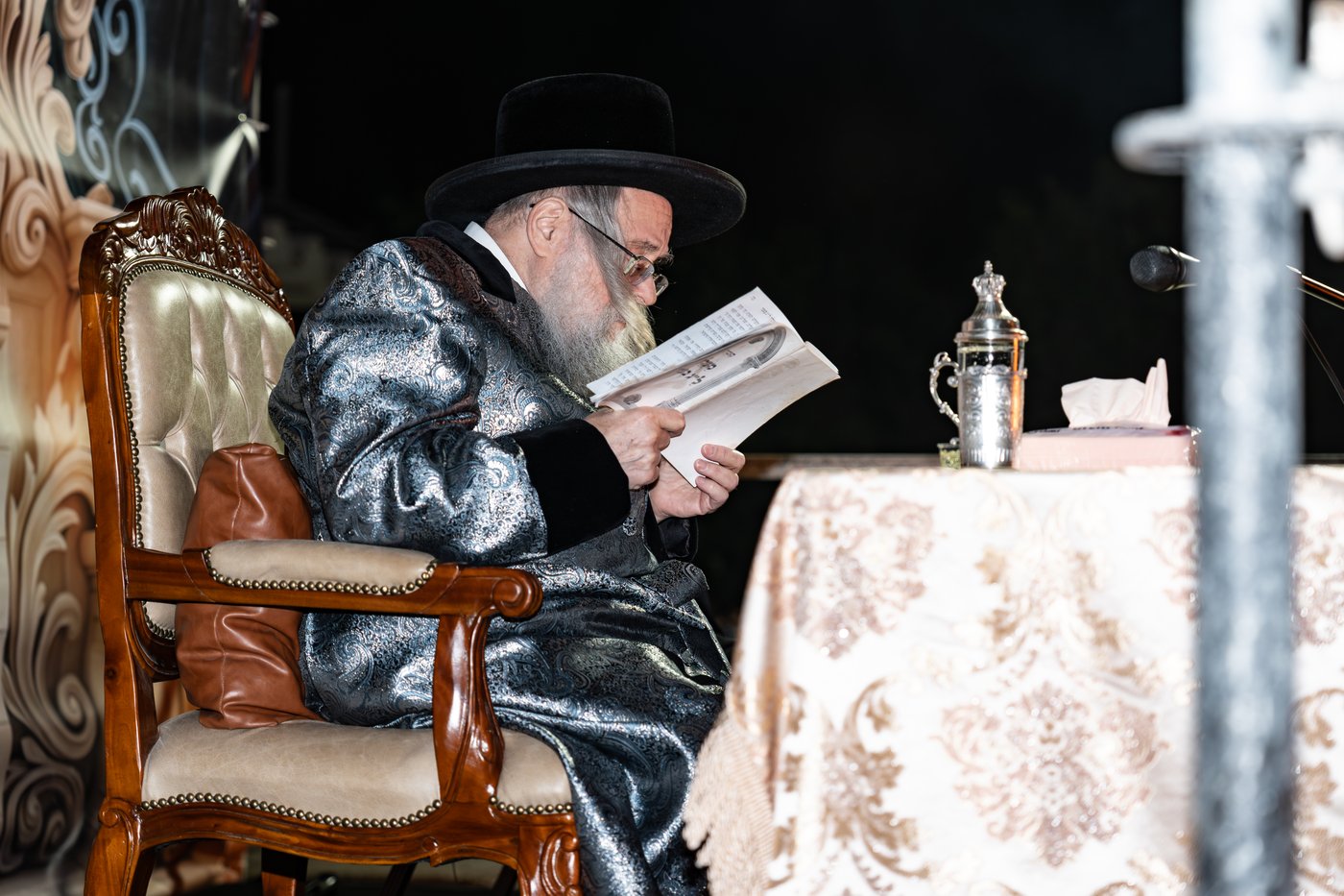 הגה"צ רבי יצחק לעזער בהדלקה בל"ג בעומר