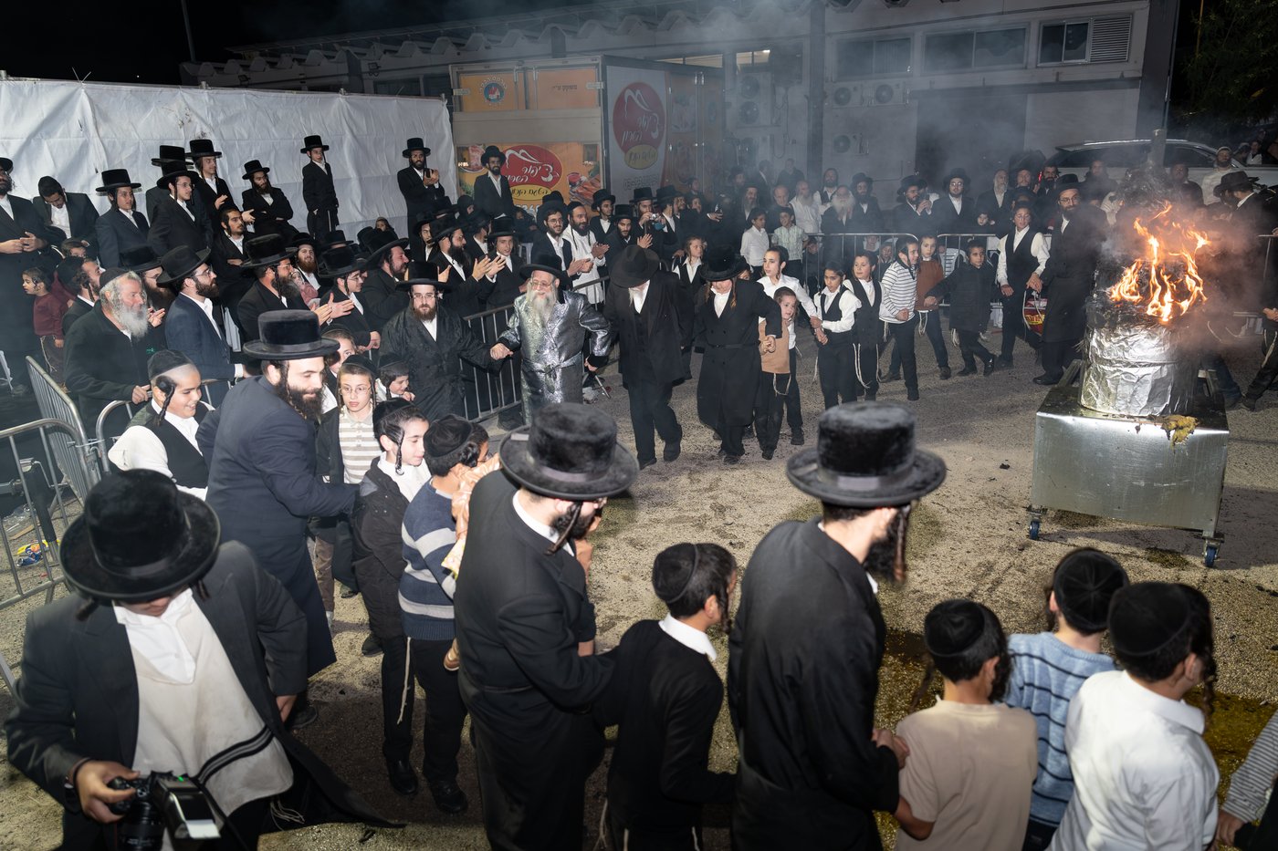 הגה"צ רבי יצחק לעזער בהדלקה בל"ג בעומר