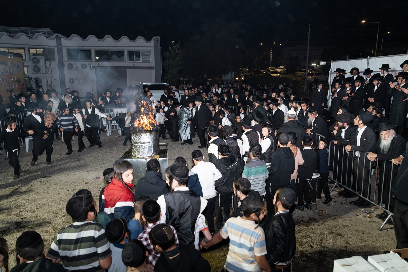 הגה"צ רבי יצחק לעזער בהדלקה בל"ג בעומר