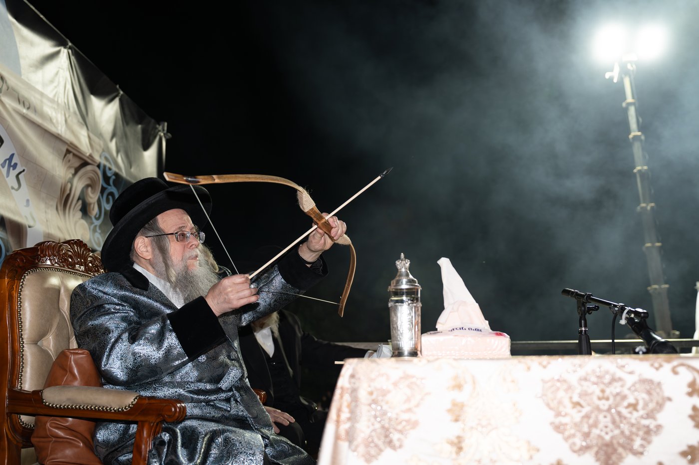 הגה"צ רבי יצחק לעזער בהדלקה בל"ג בעומר