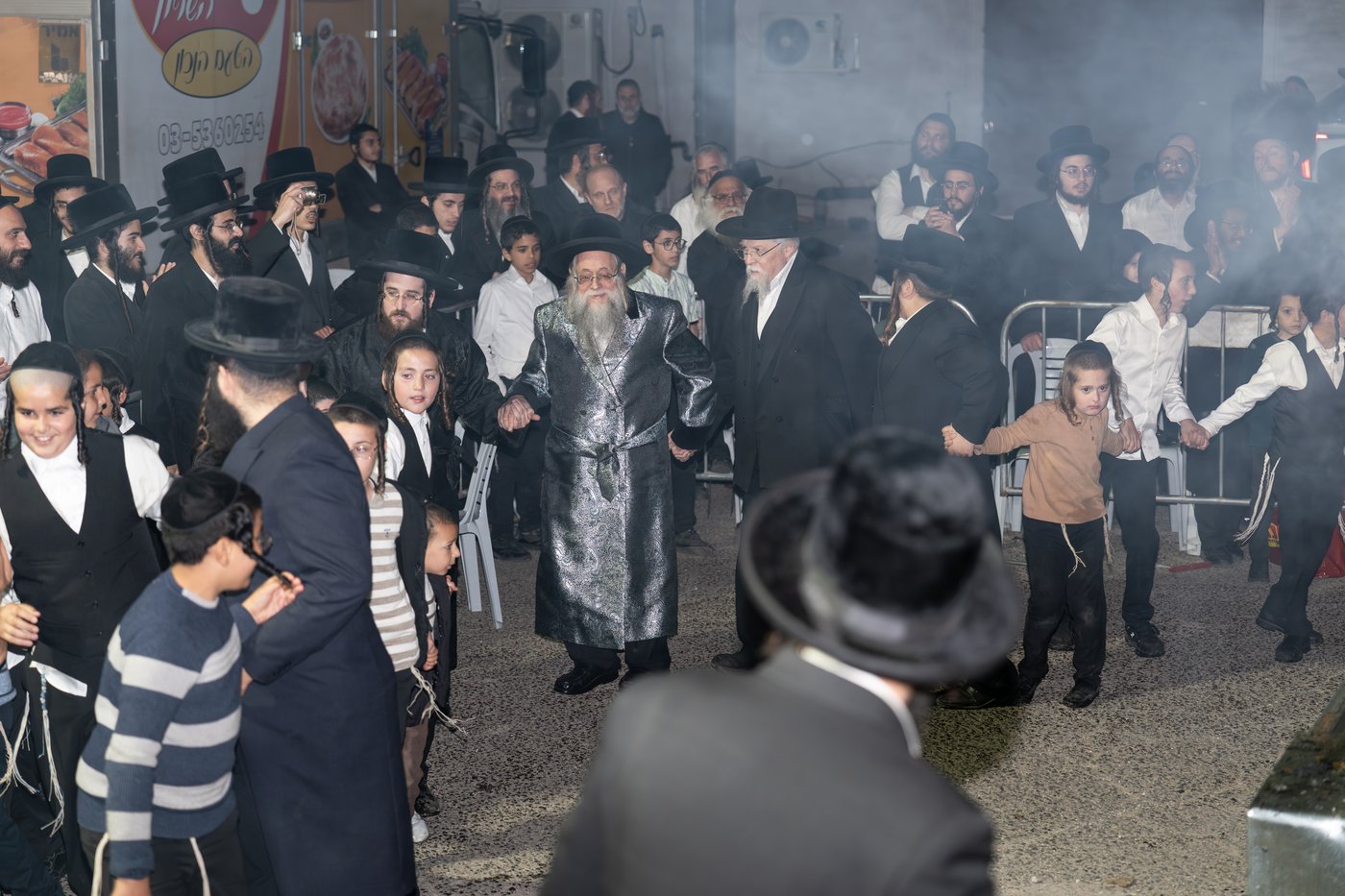 הגה"צ רבי יצחק לעזער בהדלקה בל"ג בעומר