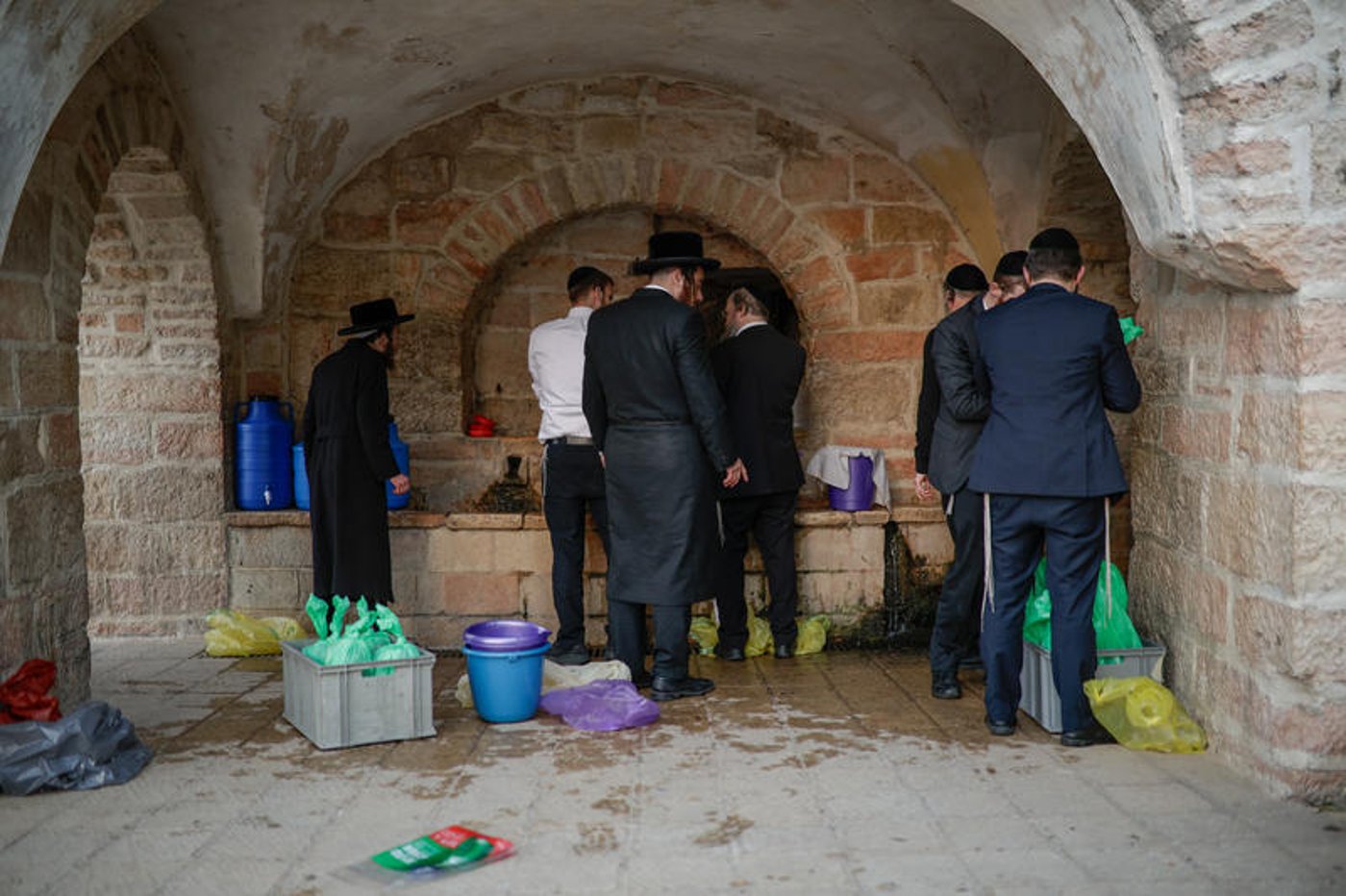 יהודים חרדים שואבים מים ממעיין בירושלים לצורך 'מים שלנו'