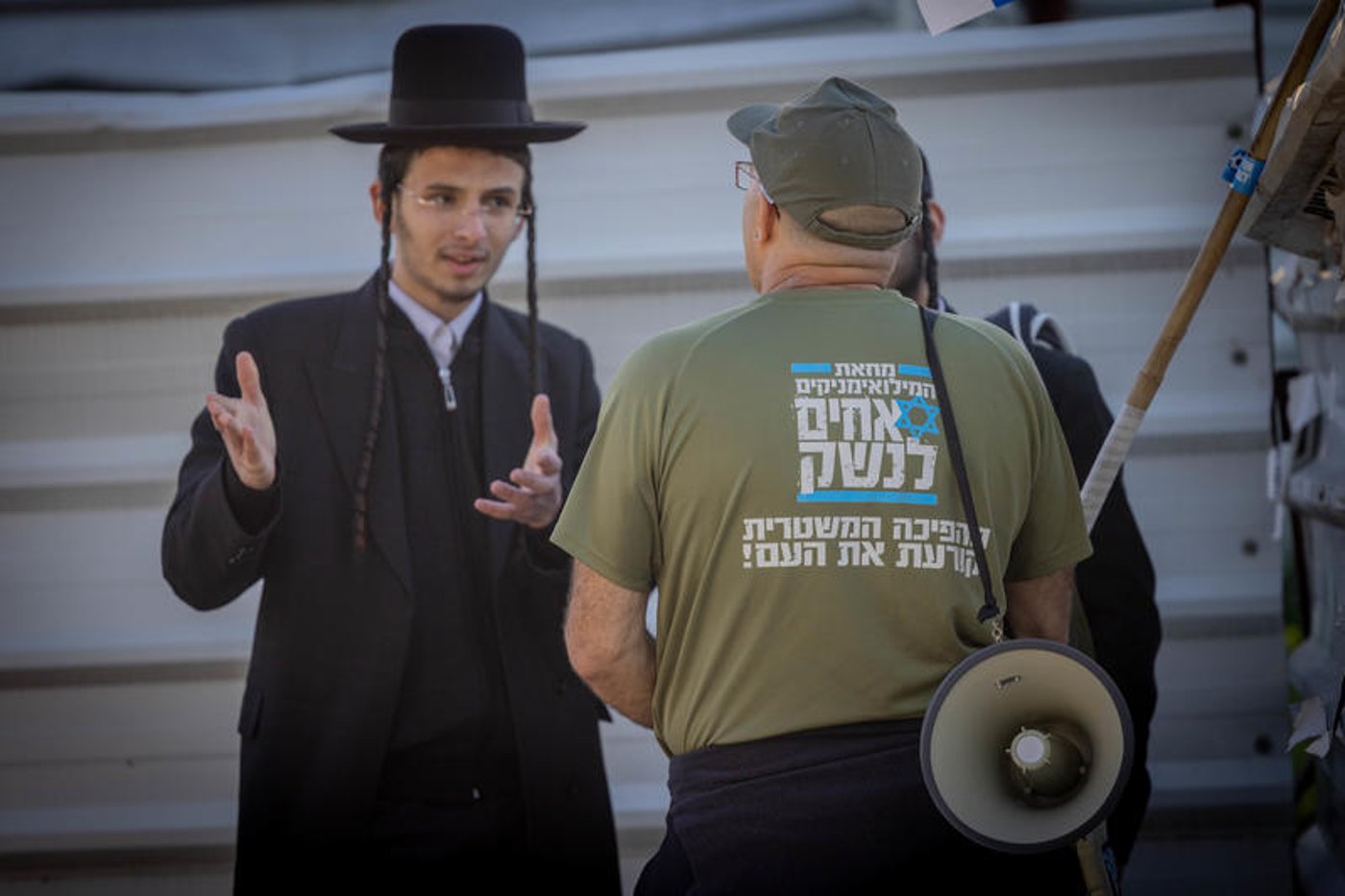 'אחים לנשק' מפגינים מול ביתו של יצחק גולדקנוף