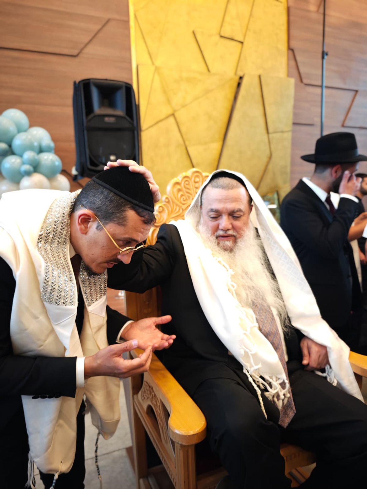 מזכה הרבים חגג ברית מילה לבנו השישי, מי כובד בסנדקאות? | צפו