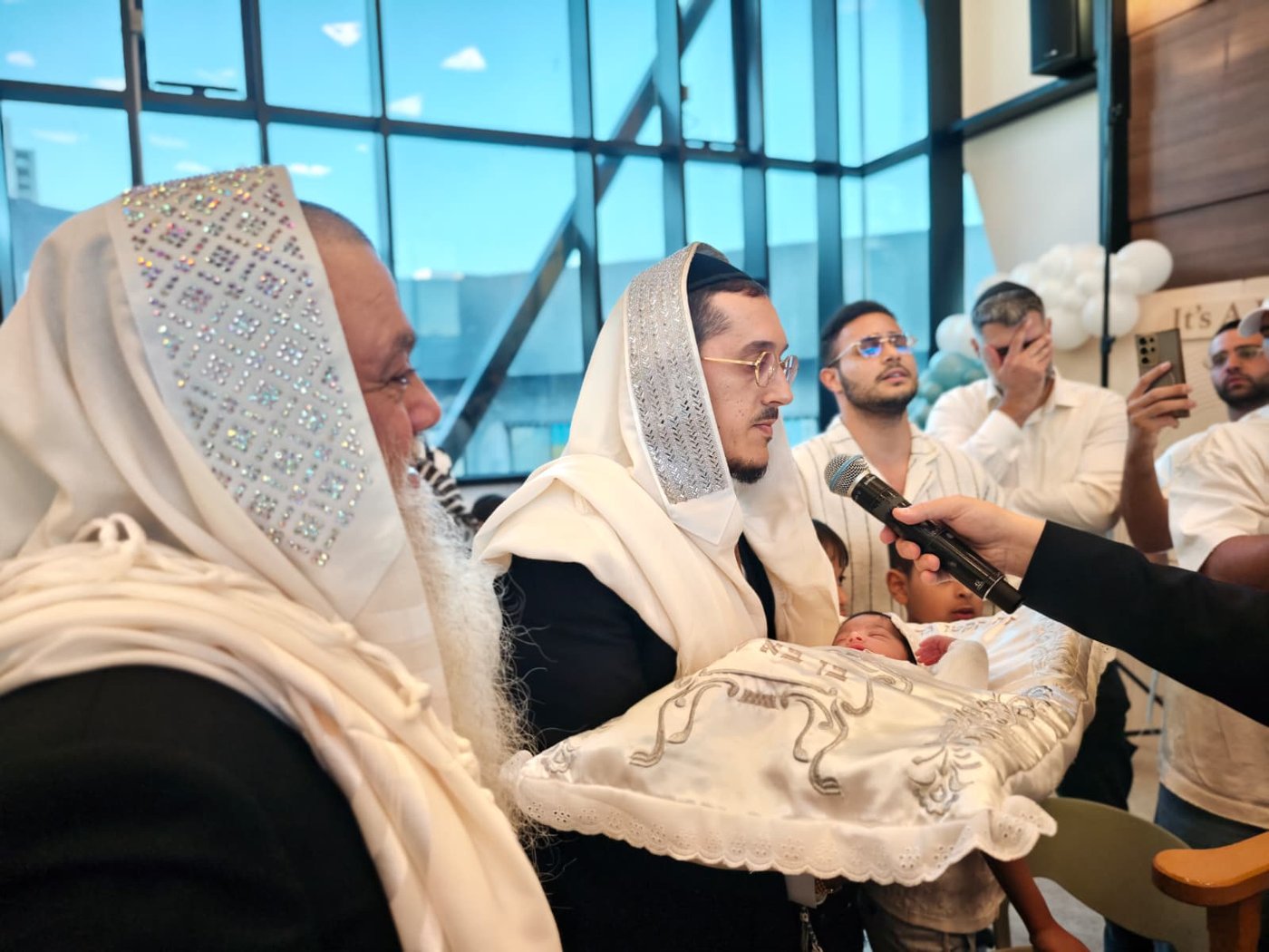 מזכה הרבים חגג ברית מילה לבנו השישי, מי כובד בסנדקאות? | צפו