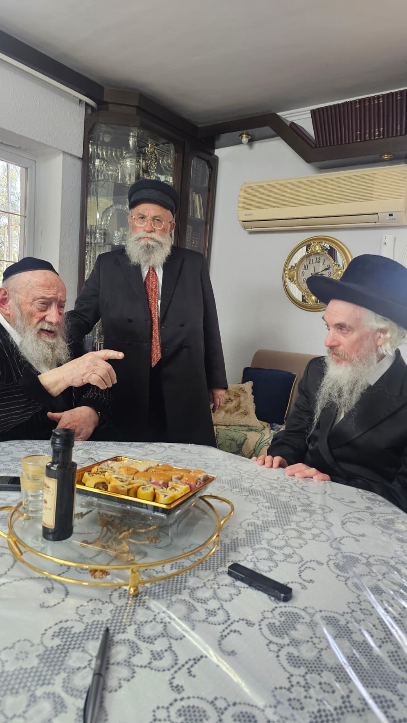 האדמו"ר מלוצק בביקור אצל הרב אשר אלטר גלויברמן