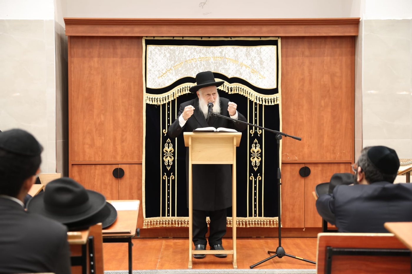 הגאון רבי שמואל בצלאל בישיבת אהל תורה