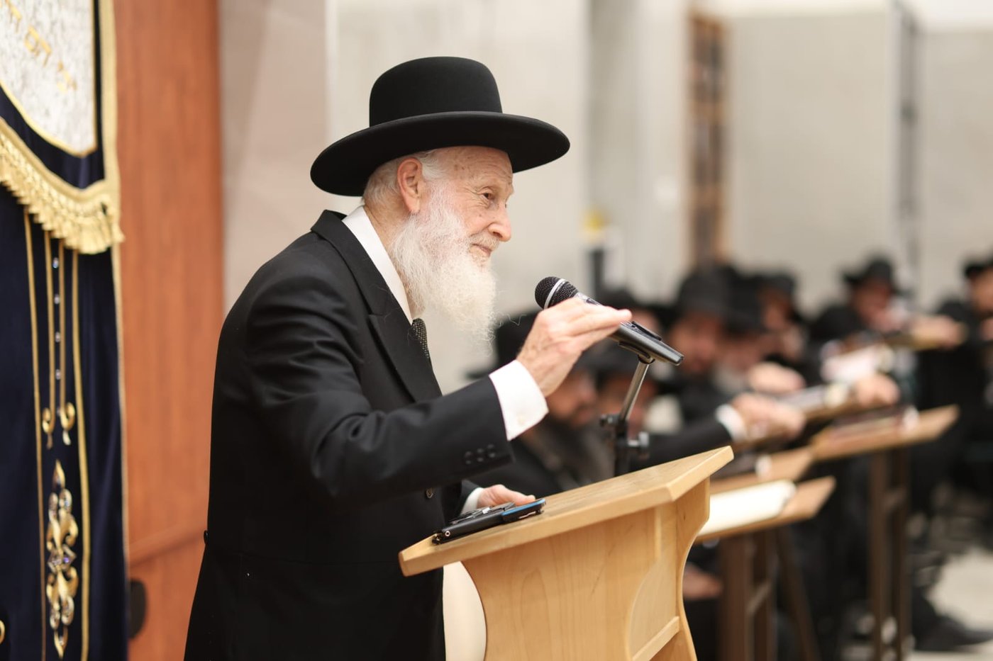 הגאון רבי שמואל בצלאל בישיבת אהל תורה