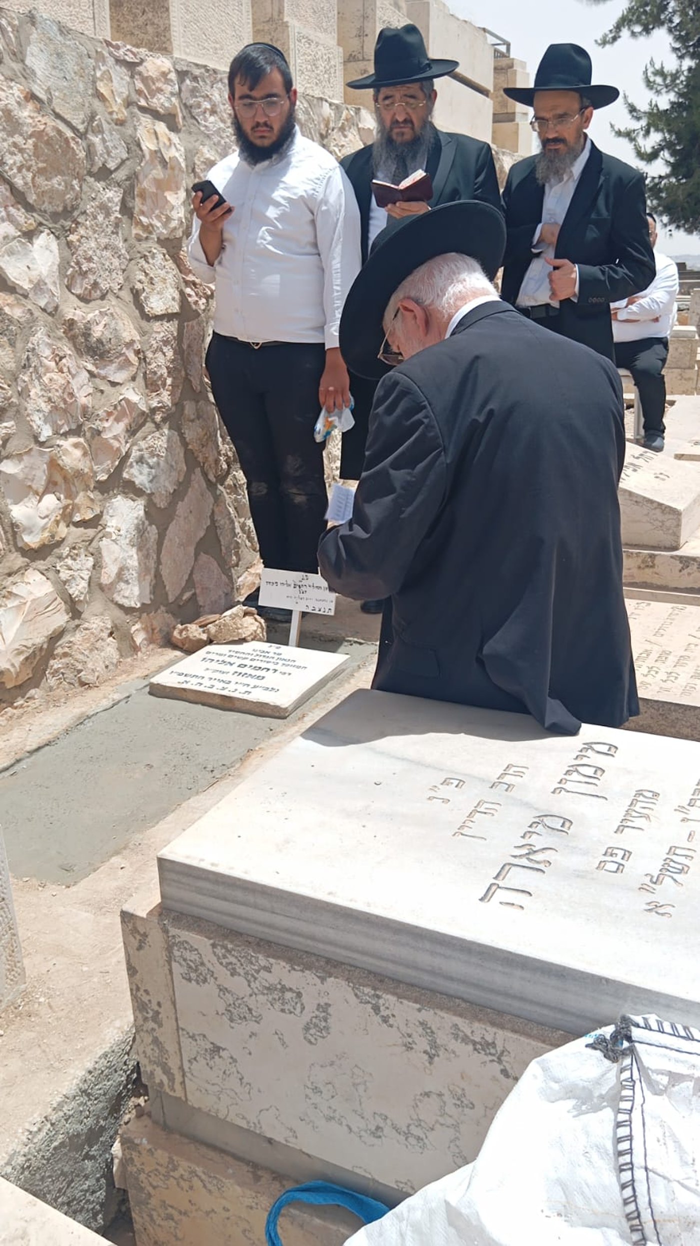 הגאון רבי צמח מאזוז בתפילה בהר הזיתים