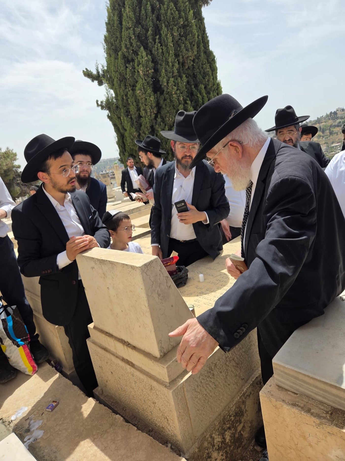 הגאון רבי צמח מאזוז בתפילה בהר הזיתים