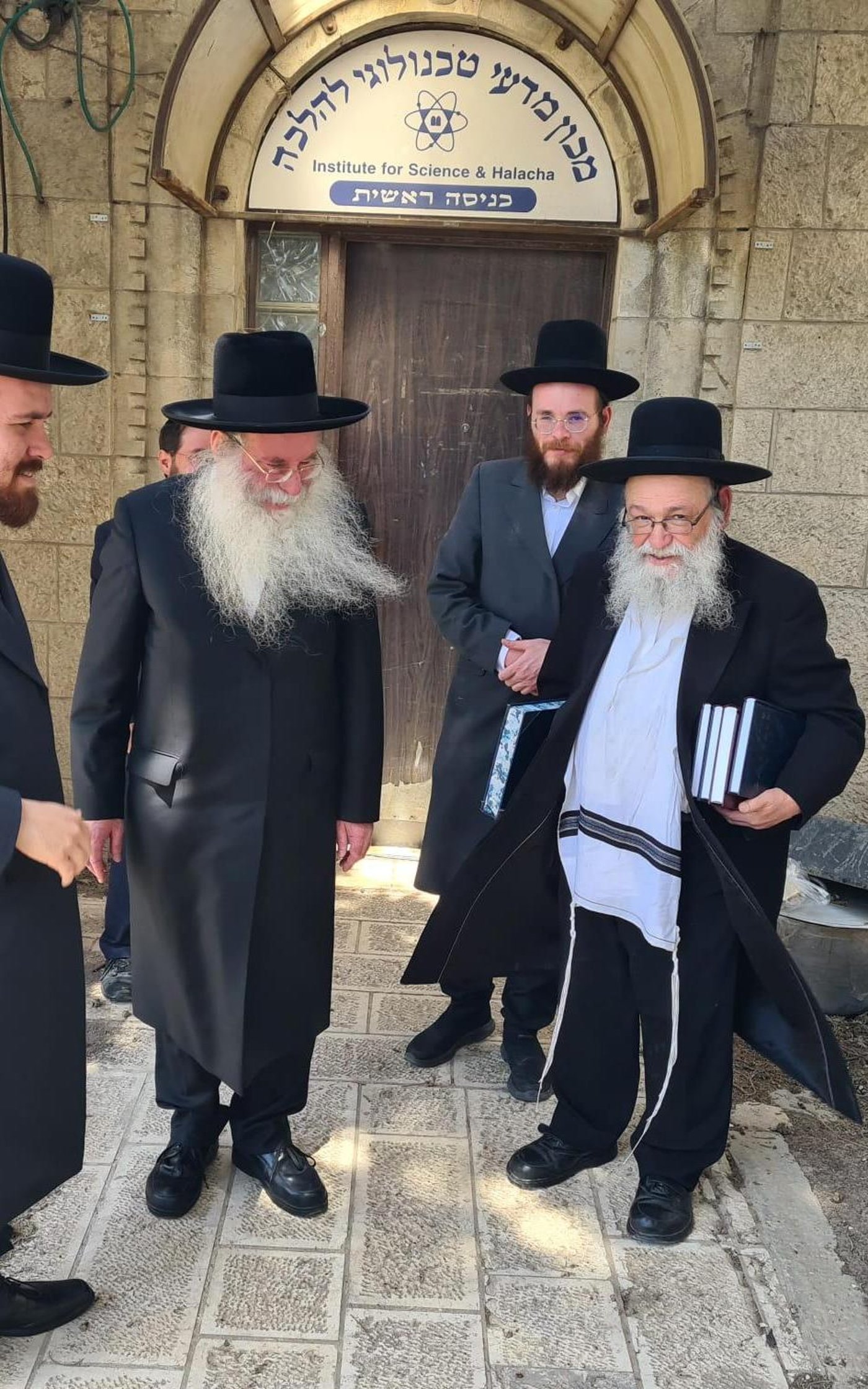 הגאון רבי אברהם משה הלפרין מלווה את הגאון רבי נפתלי נוסבוים בצאתו מהמכון