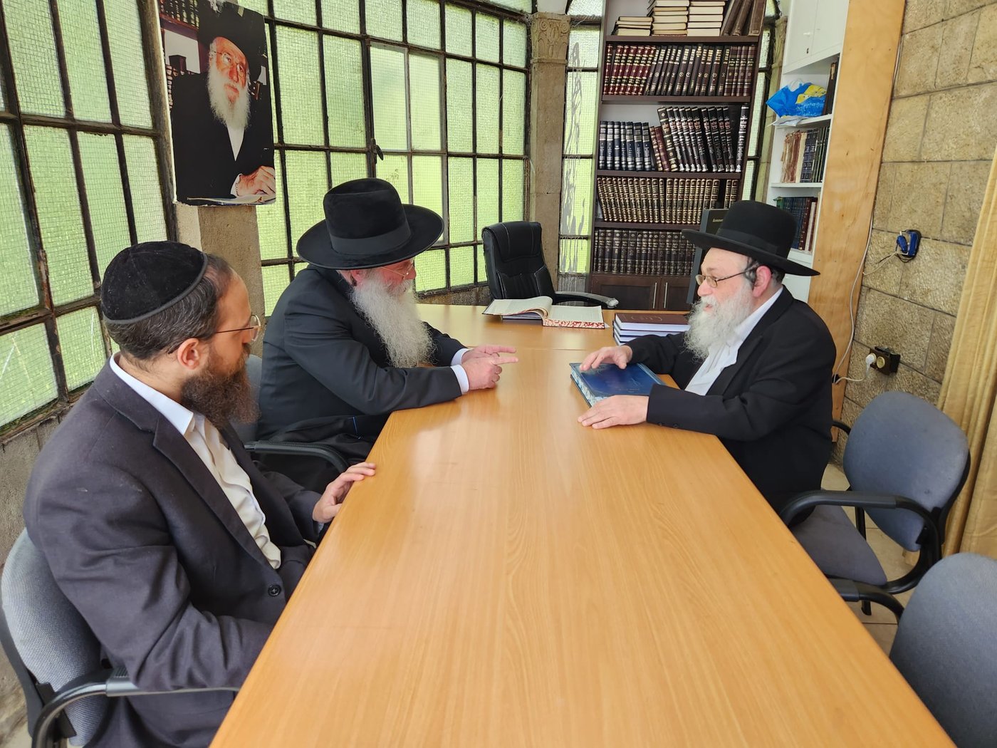 הגאון רבי נפתלי נוסבוים והגאון רבי  אברהם משה הלפרין בשיחה תורנית מעמיקה