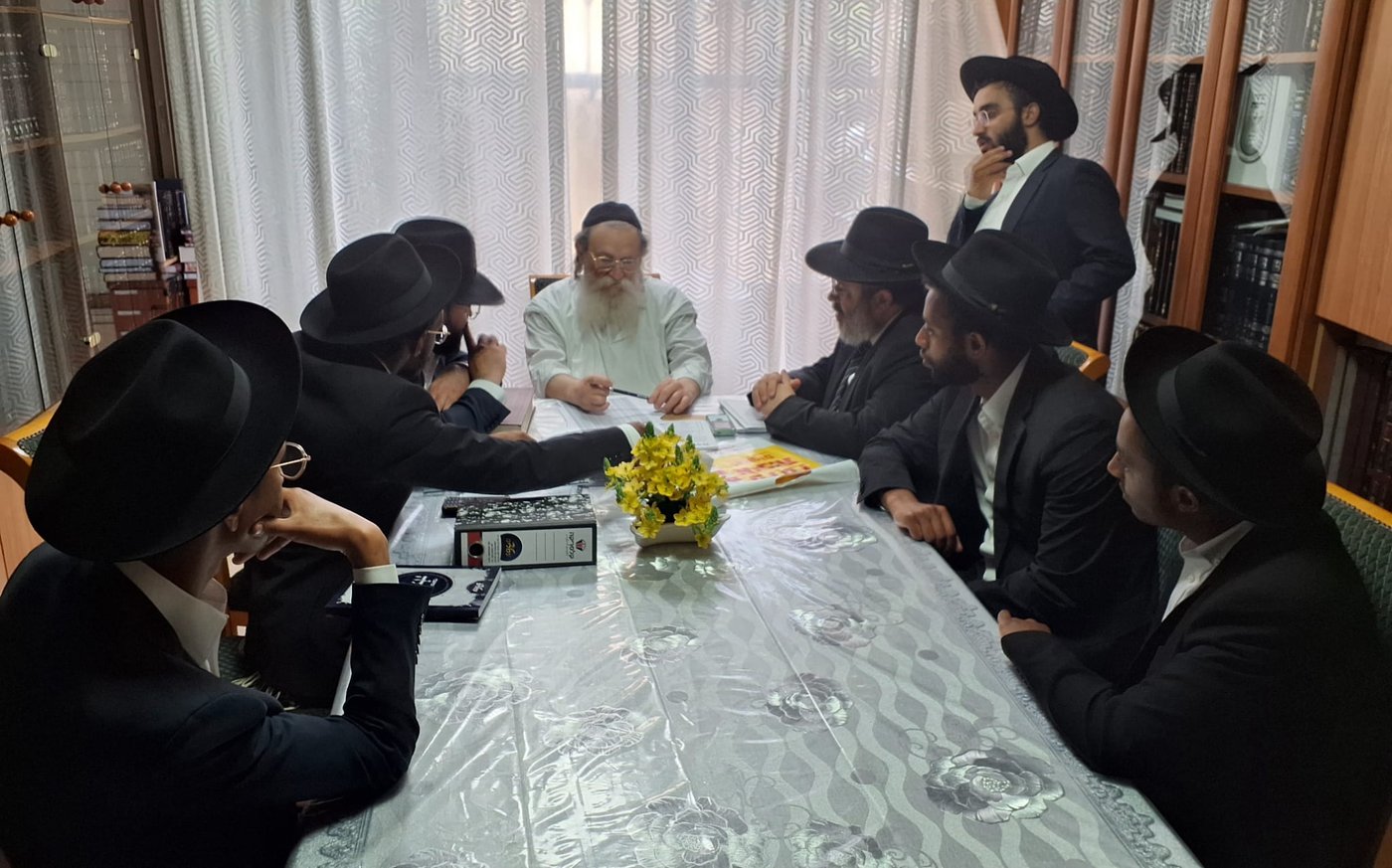 בחורי עמלים בבתי גדולי ישראל