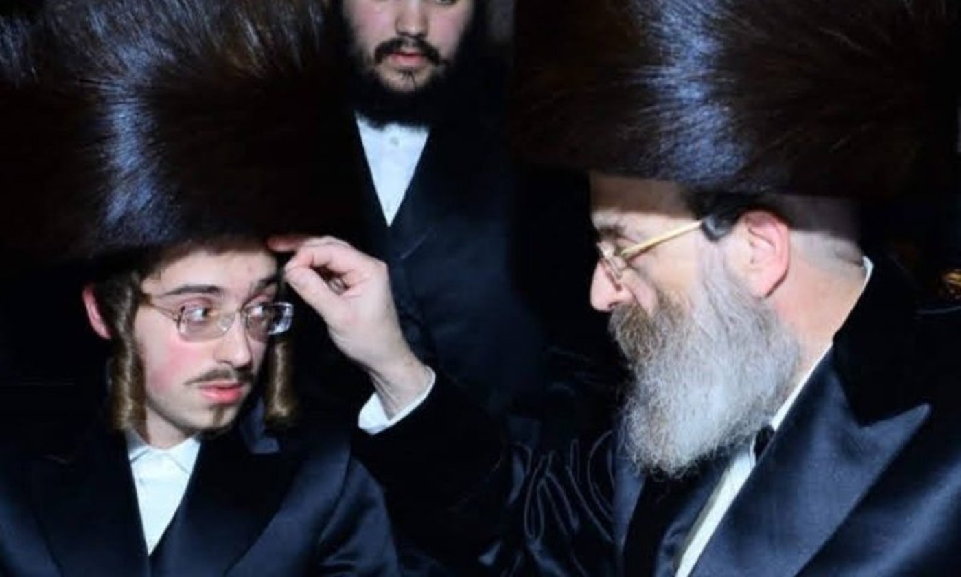 האדמו"ר מסאדיגורה זצ"ל עם בנו מ"מ האדמו"ר הנוכחי