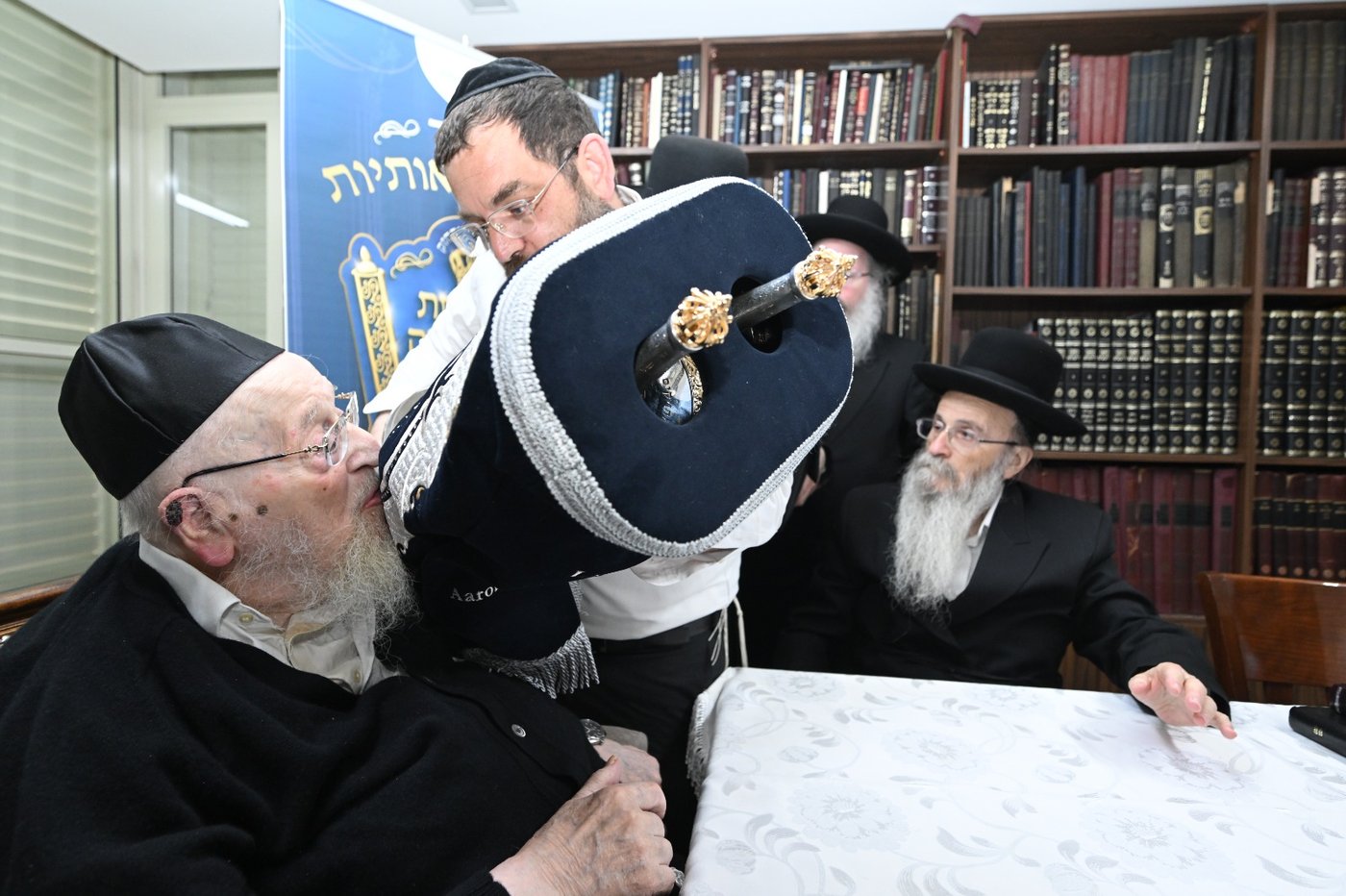 הגרמ"צ ברגמן מנשק את ספר התורה