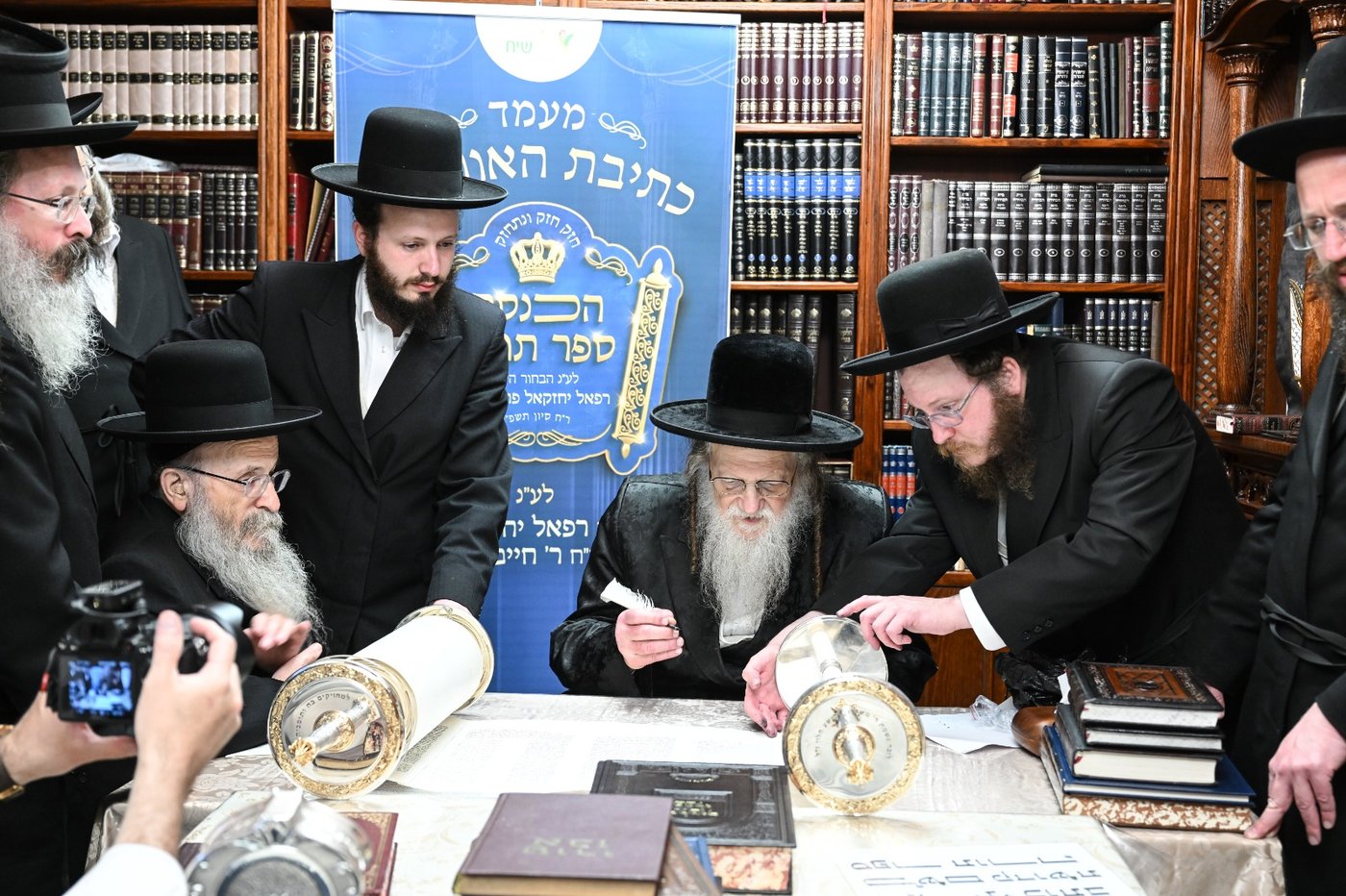 האדמו"ר ממודז'יץ בכתיבת אותיות בס"ת