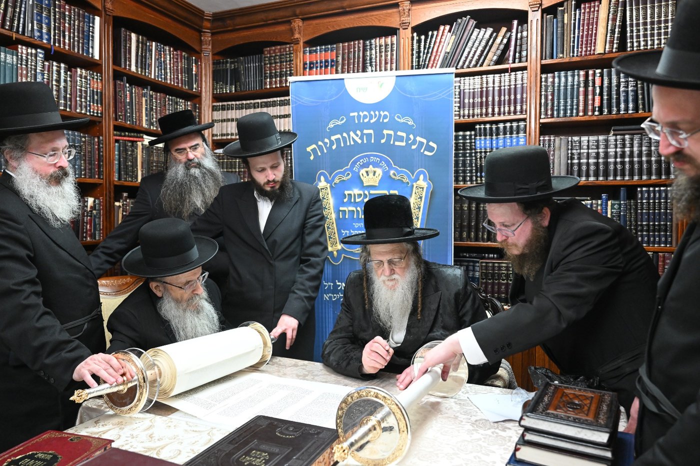 האדמו"ר ממודז'יץ בכתיבת אותיות בס"ת