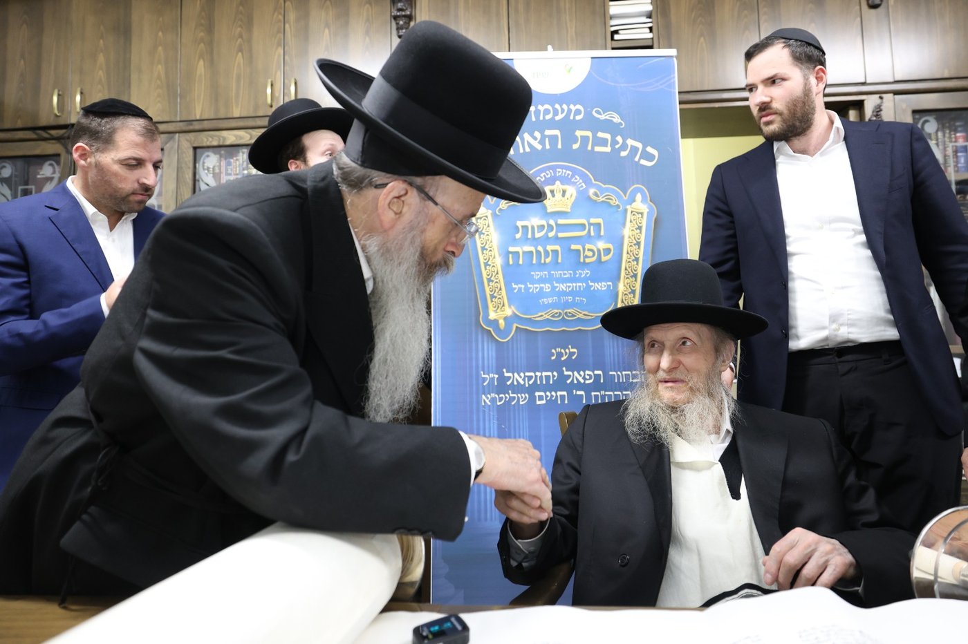 הגה"צ רבי דן סגל בכתיבת אותיות