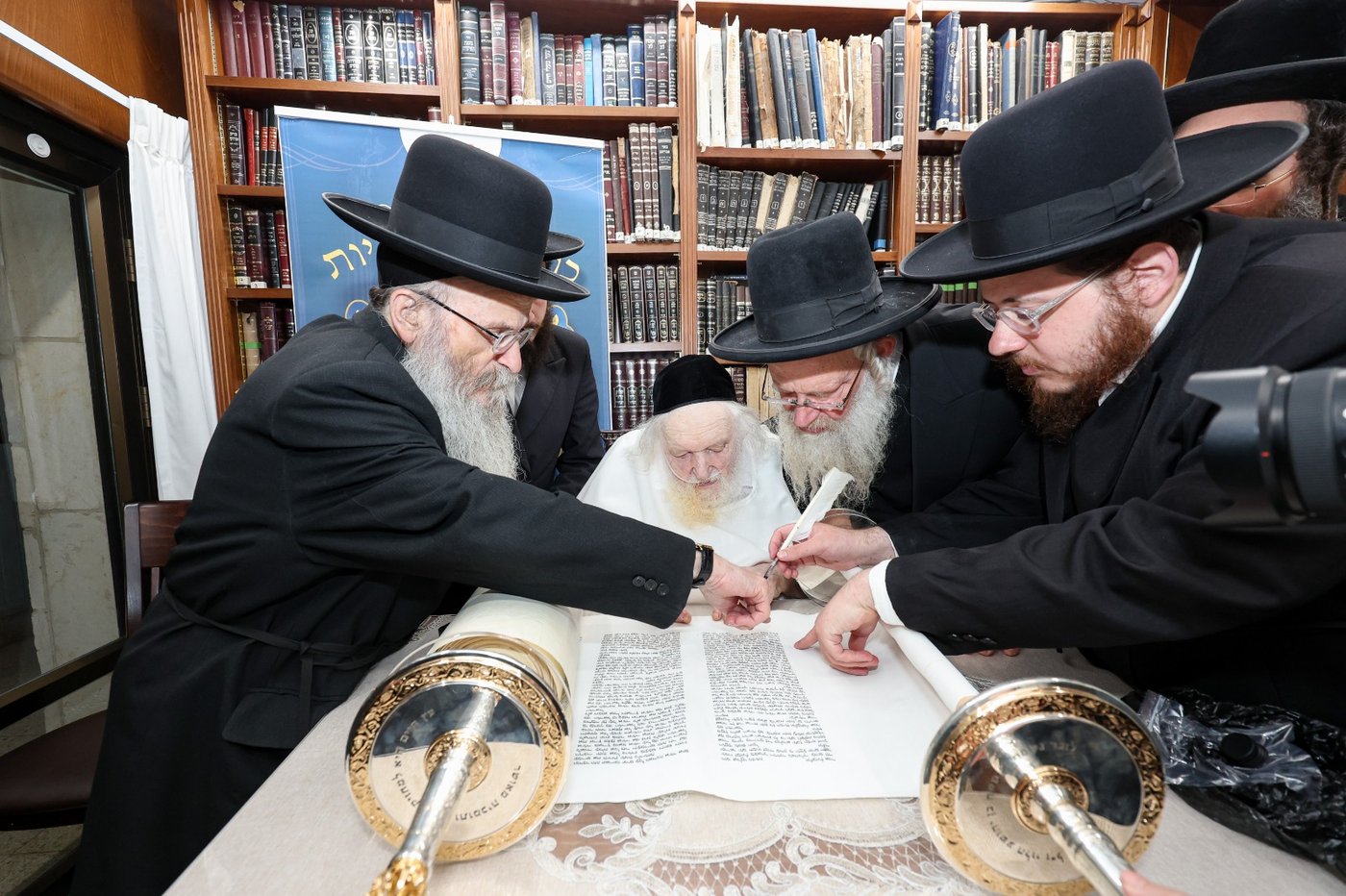 הגה"צ רבי משה שטרנבוך בכתיבת אותיות