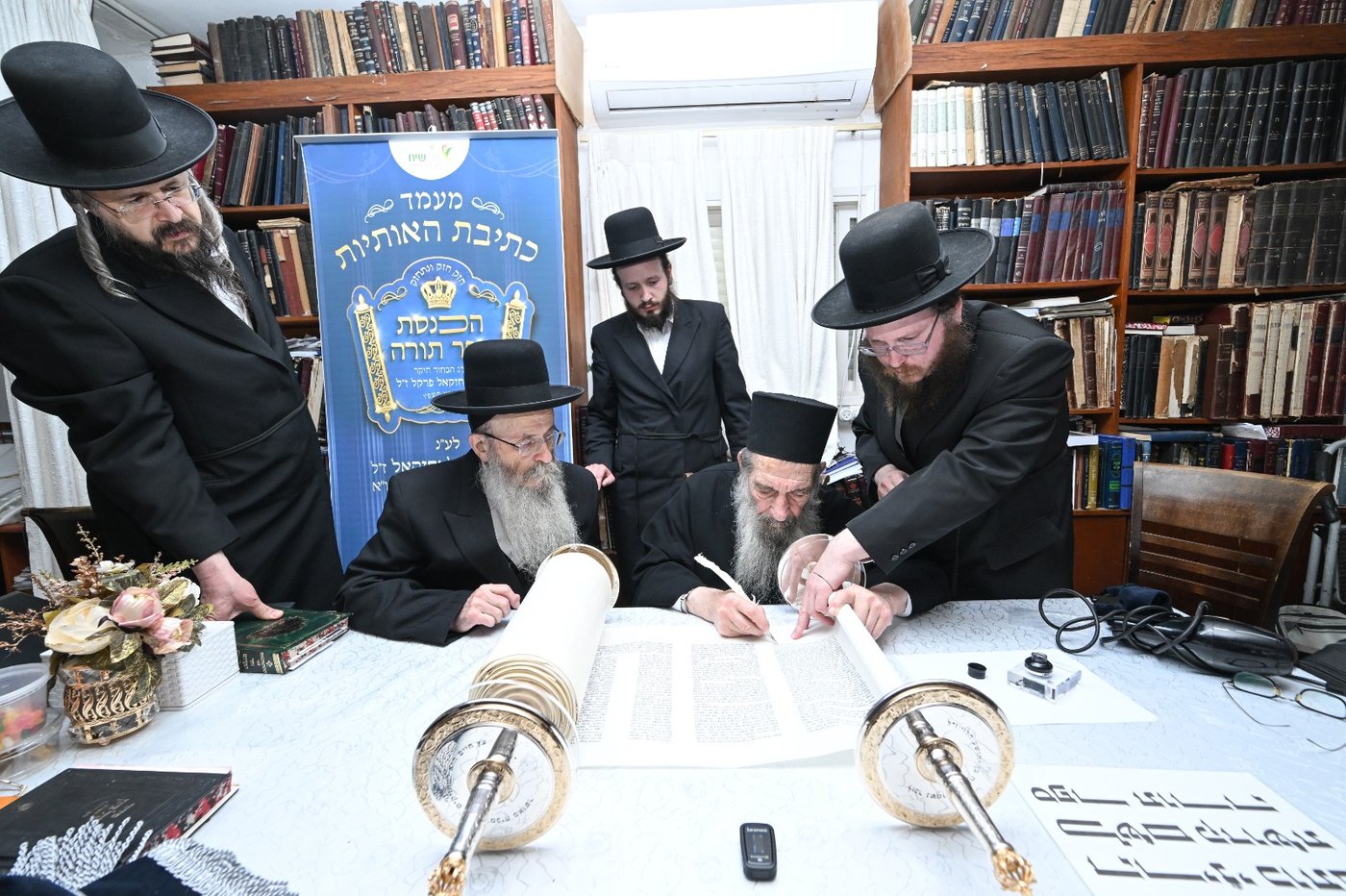 כתיבת אותיות בס"ת לע"נ הבחור חזקי פרקל ז"ל