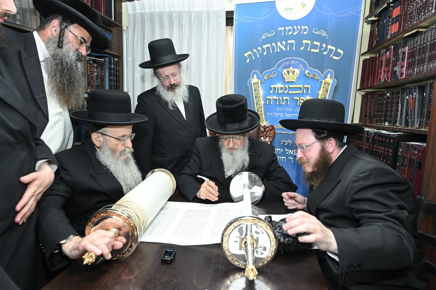 כתיבת אותיות בס"ת לע"נ הבחור חזקי פרקל ז"ל